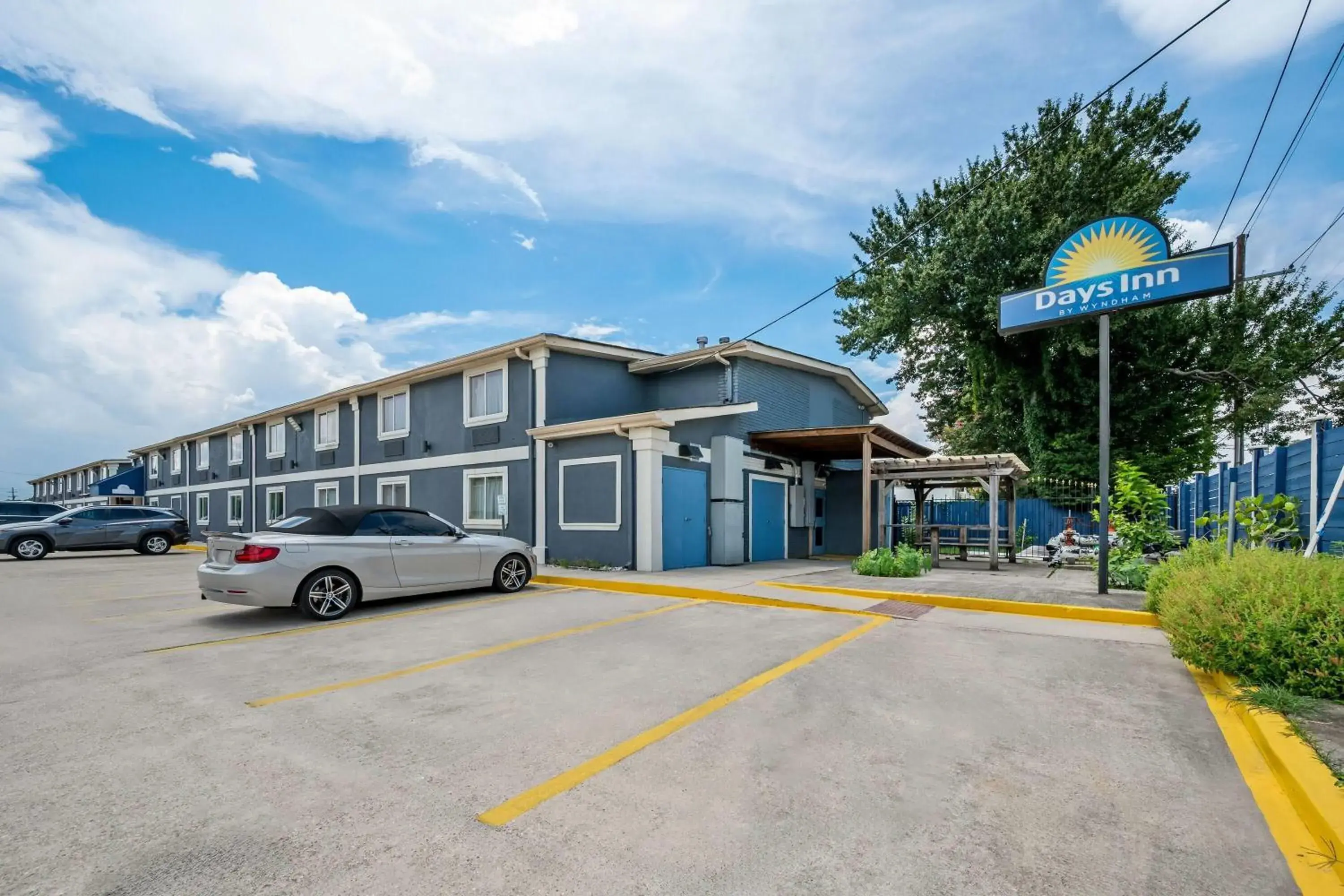 Property building in Days Inn by Wyndham New Orleans Pontchartrain Property building in Days Inn by Wyndham New Orleans Pontchartrain