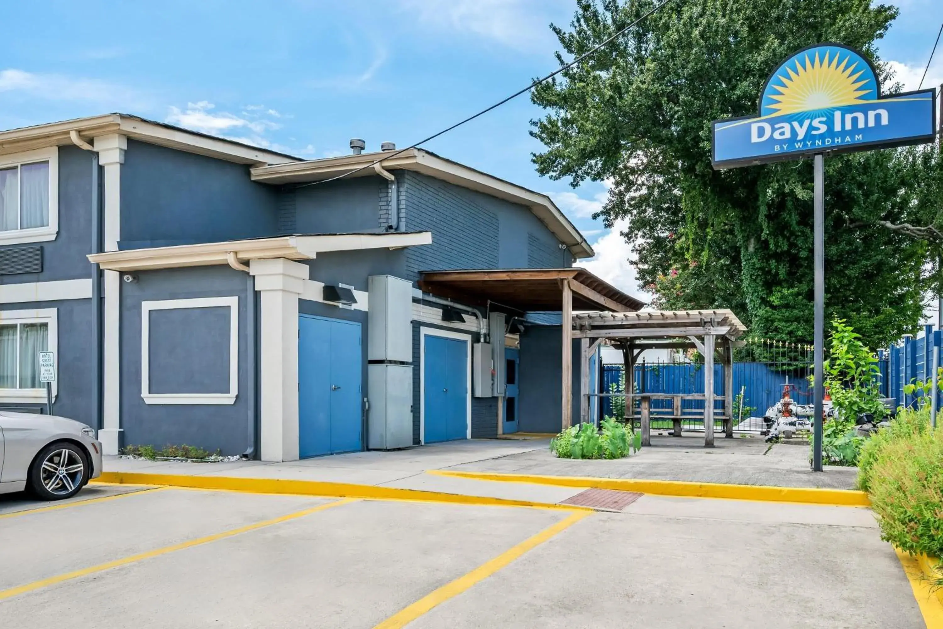 Property building in Days Inn by Wyndham New Orleans Pontchartrain Property building in Days Inn by Wyndham New Orleans Pontchartrain