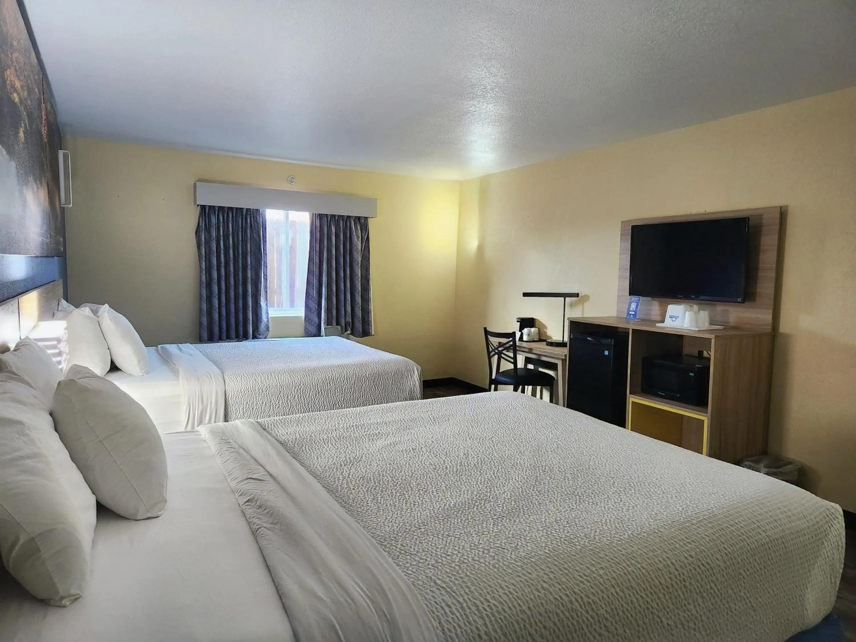 Bedroom, Bed in Days Inn by Wyndham New Orleans Pontchartrain