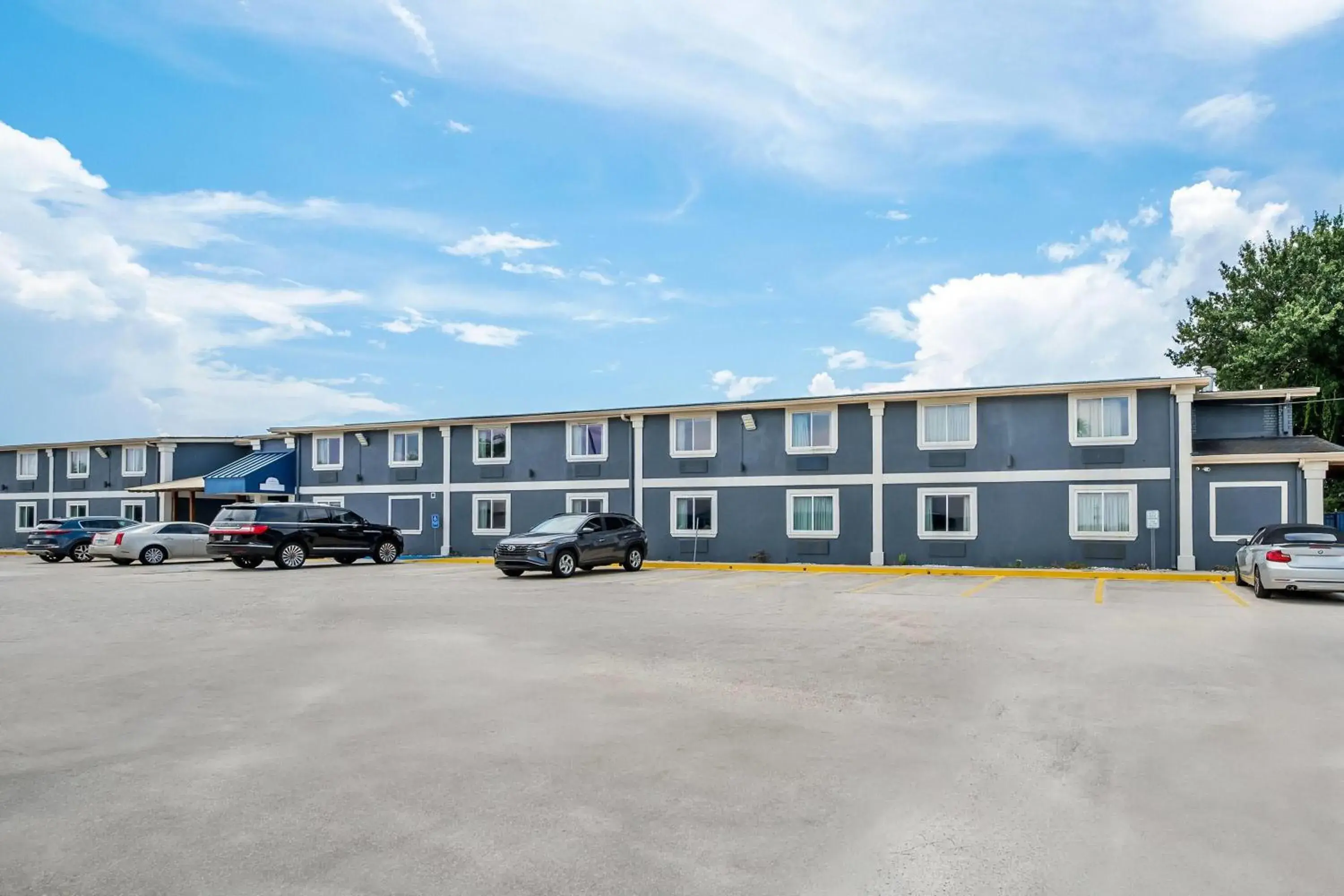 Property building in Days Inn by Wyndham New Orleans Pontchartrain Property building in Days Inn by Wyndham New Orleans Pontchartrain