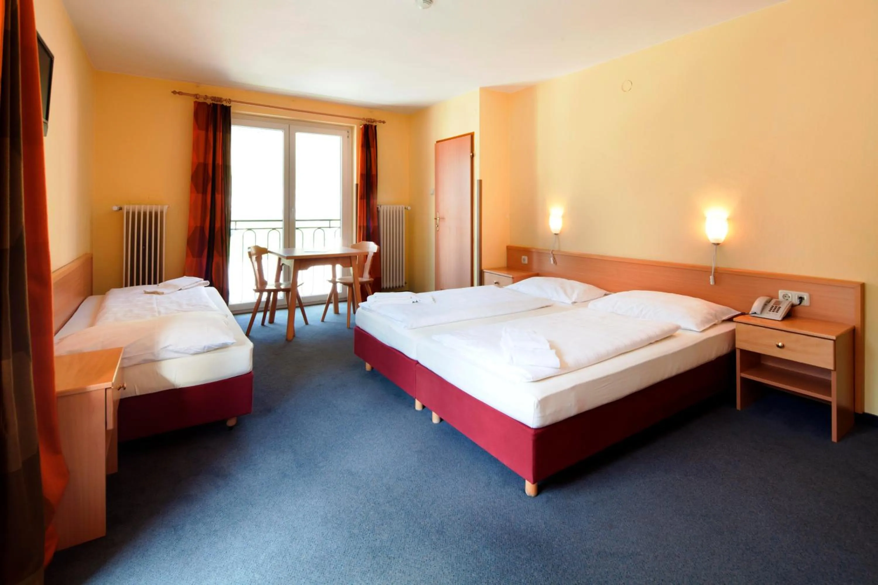 Bed in Euro Youth Hotel & Krone