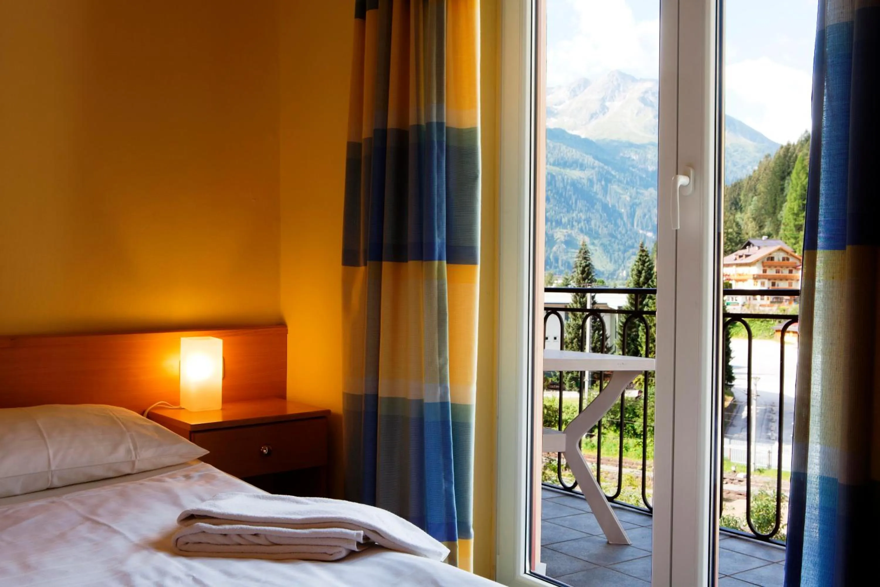 Bed in Euro Youth Hotel & Krone