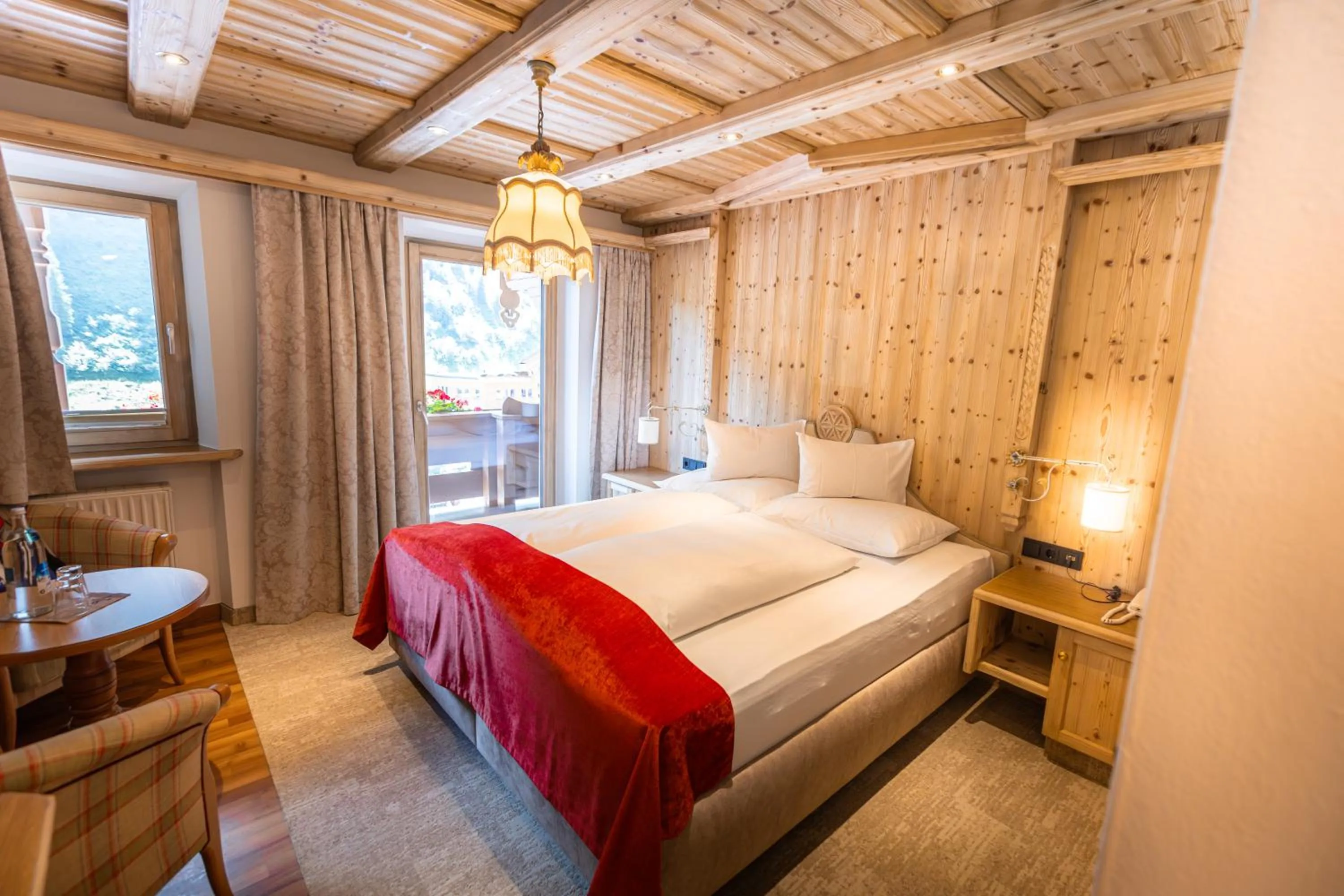 Photo of the whole room, Bed in Hotel Neuhintertux 4 Sterne superior