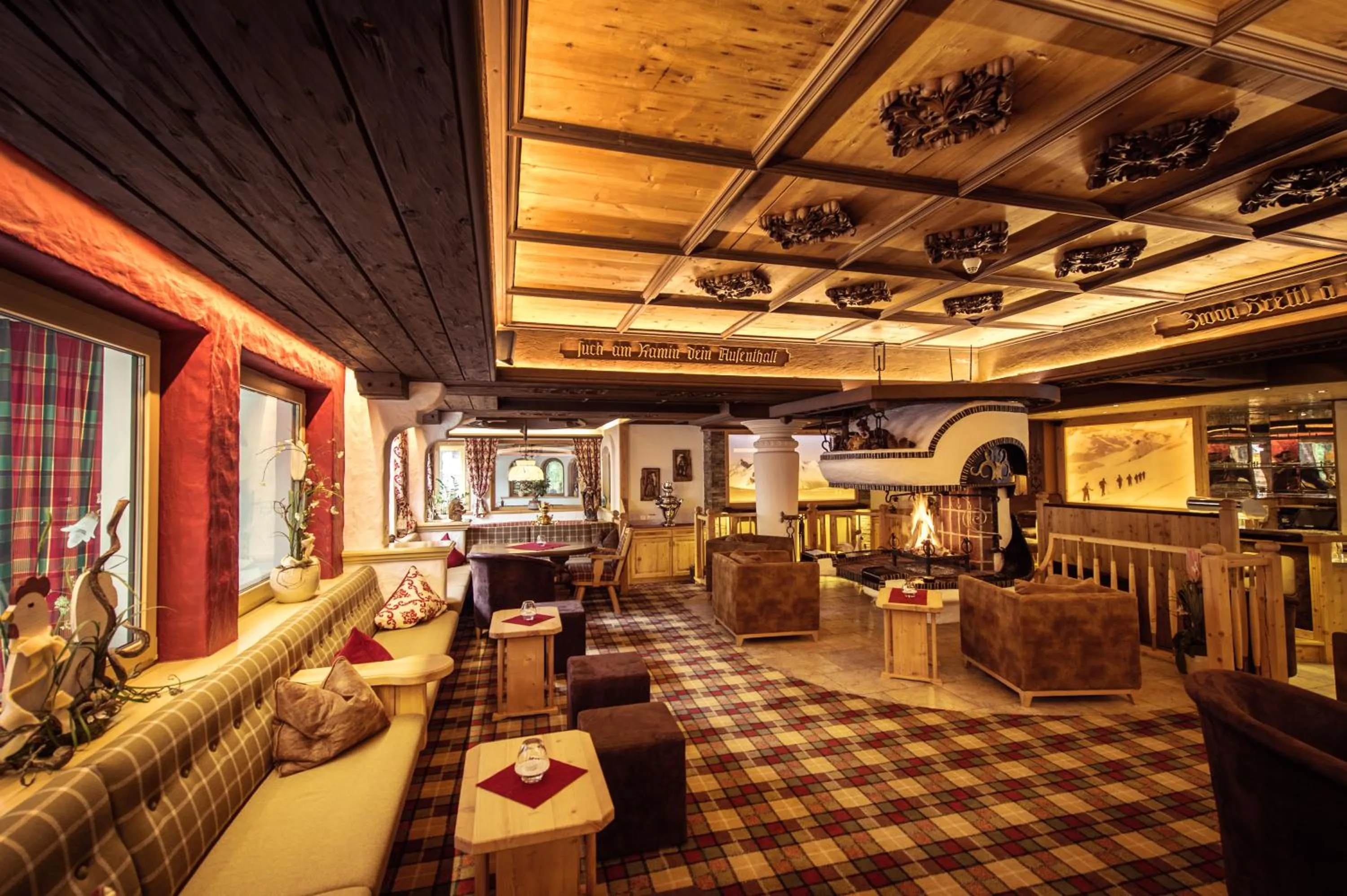 Lounge or bar in Hotel Neuhintertux 4 Sterne superior