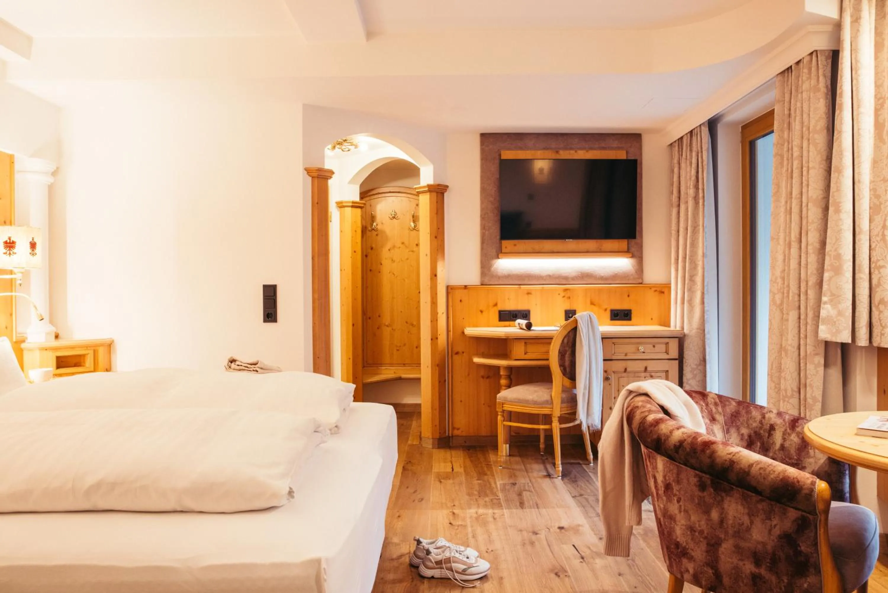 Photo of the whole room, Bed in Hotel Neuhintertux 4 Sterne superior