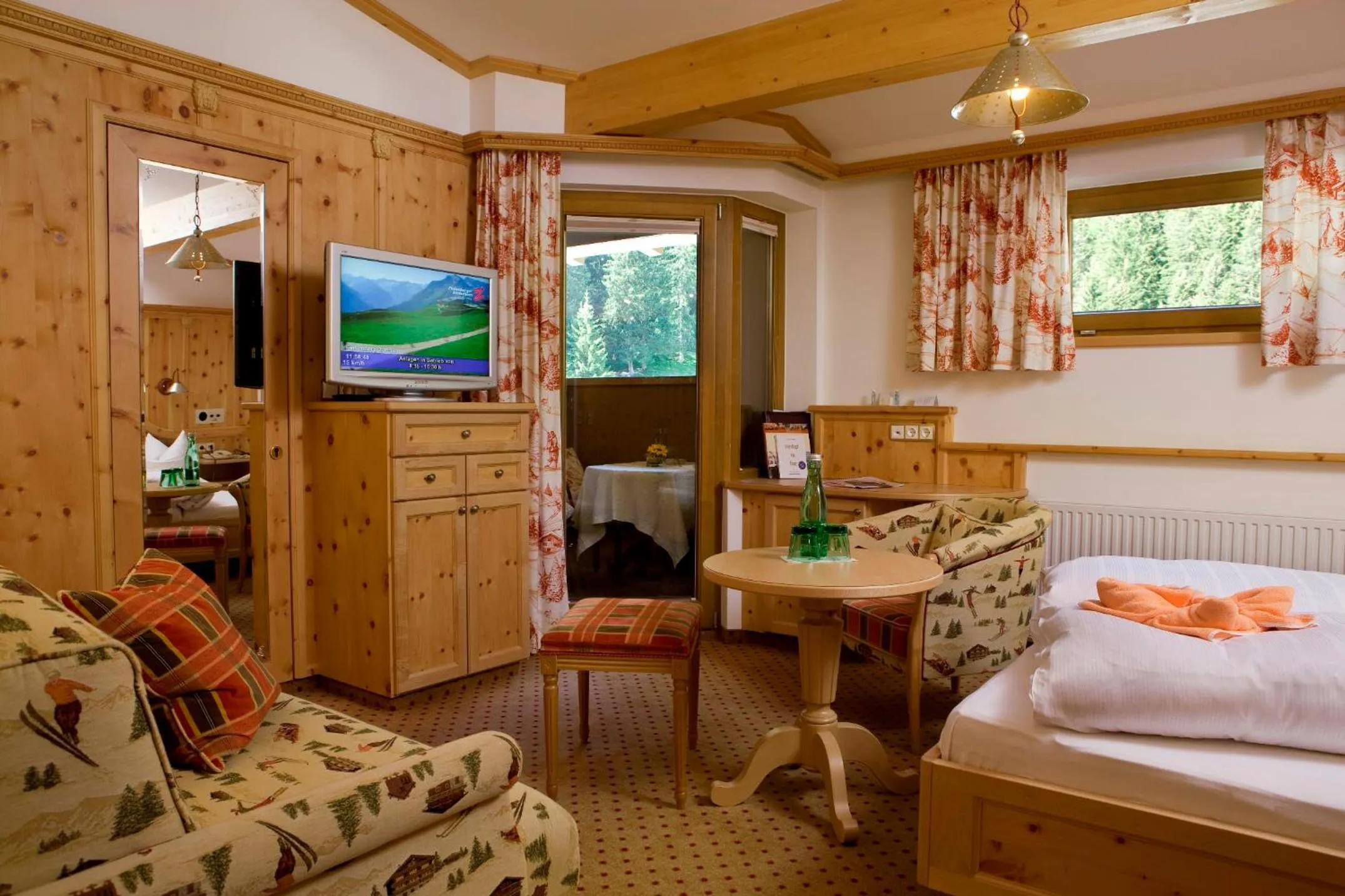 Photo of the whole room, Bed in Hotel Neuhintertux 4 Sterne superior