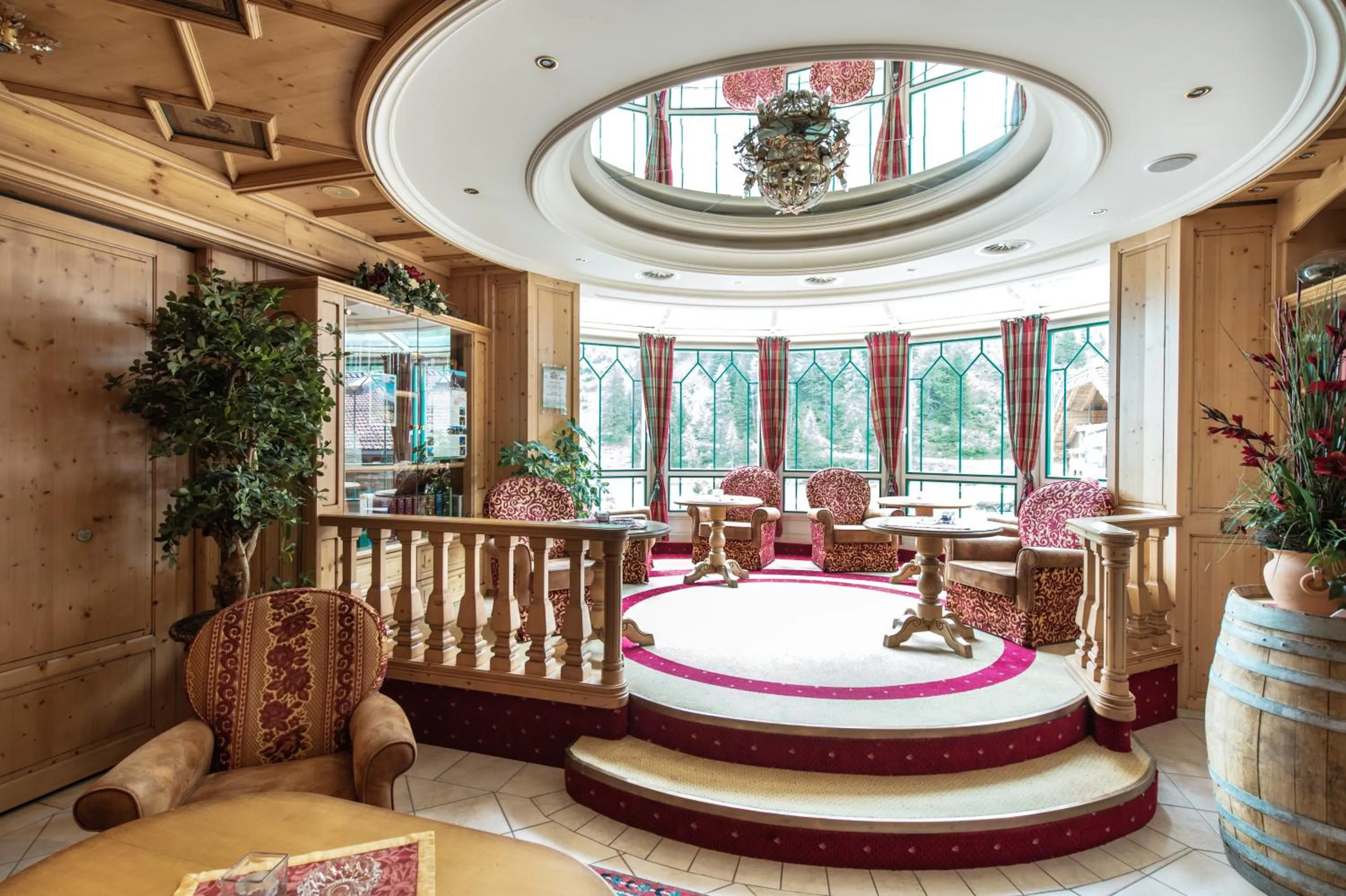 Lounge or bar in Hotel Neuhintertux 4 Sterne superior