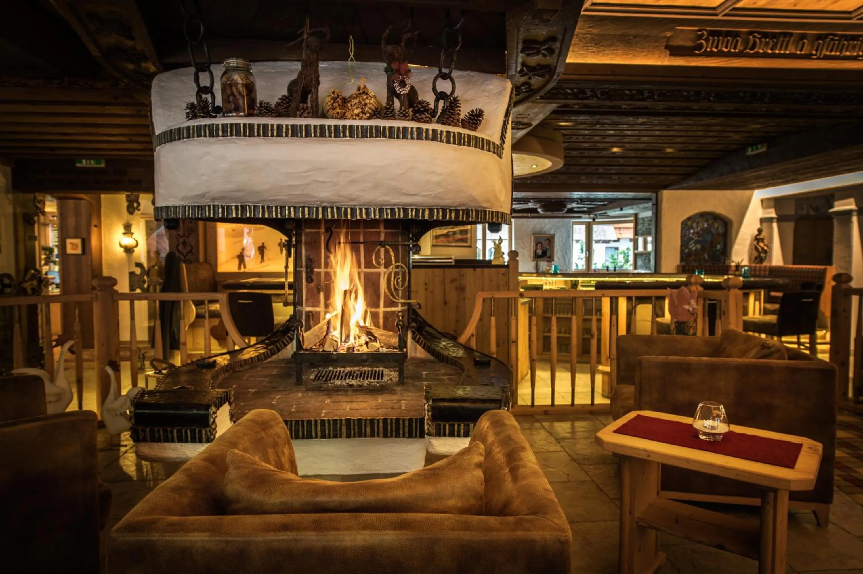 Lounge or bar in Hotel Neuhintertux 4 Sterne superior