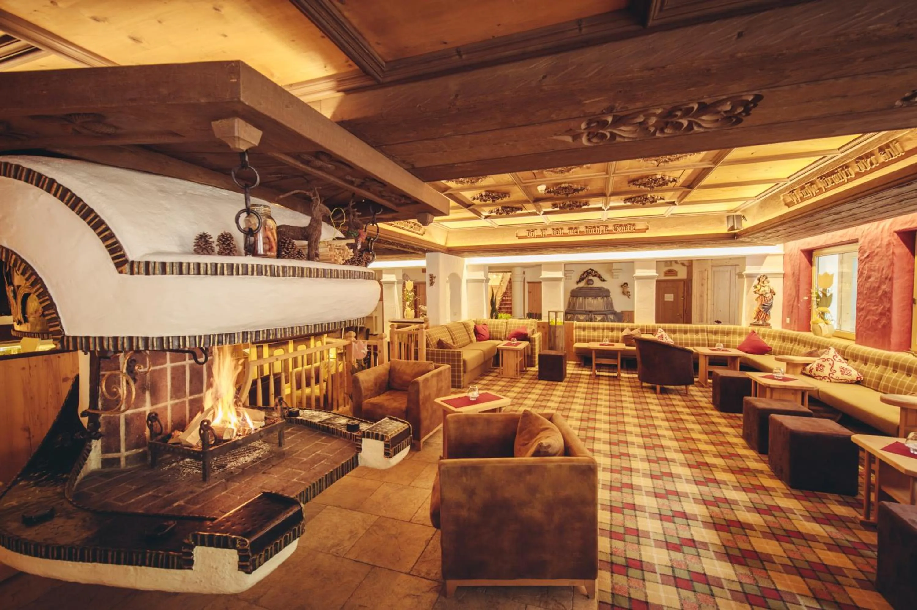 Lounge or bar in Hotel Neuhintertux 4 Sterne superior