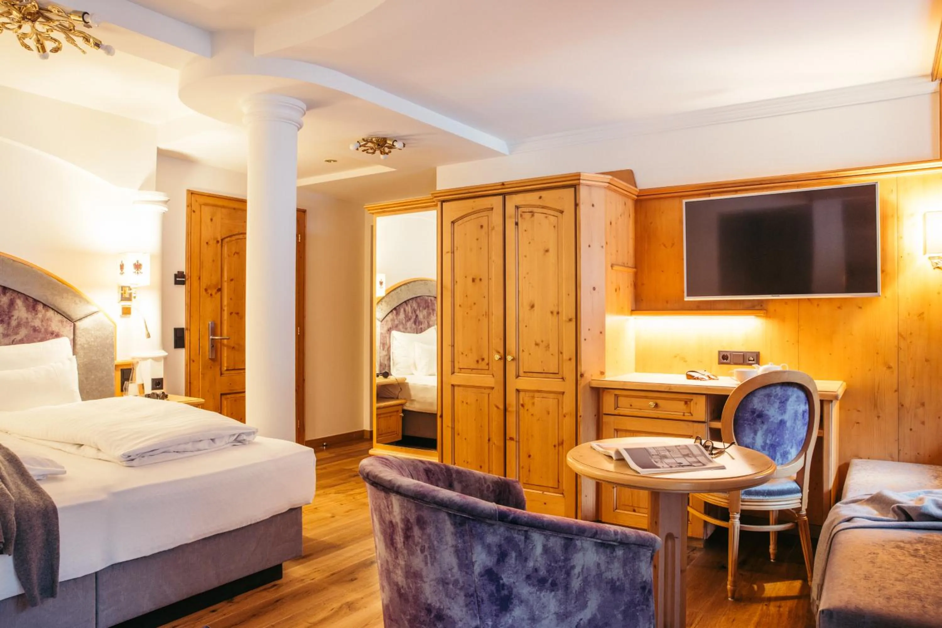 Photo of the whole room, Bed in Hotel Neuhintertux 4 Sterne superior