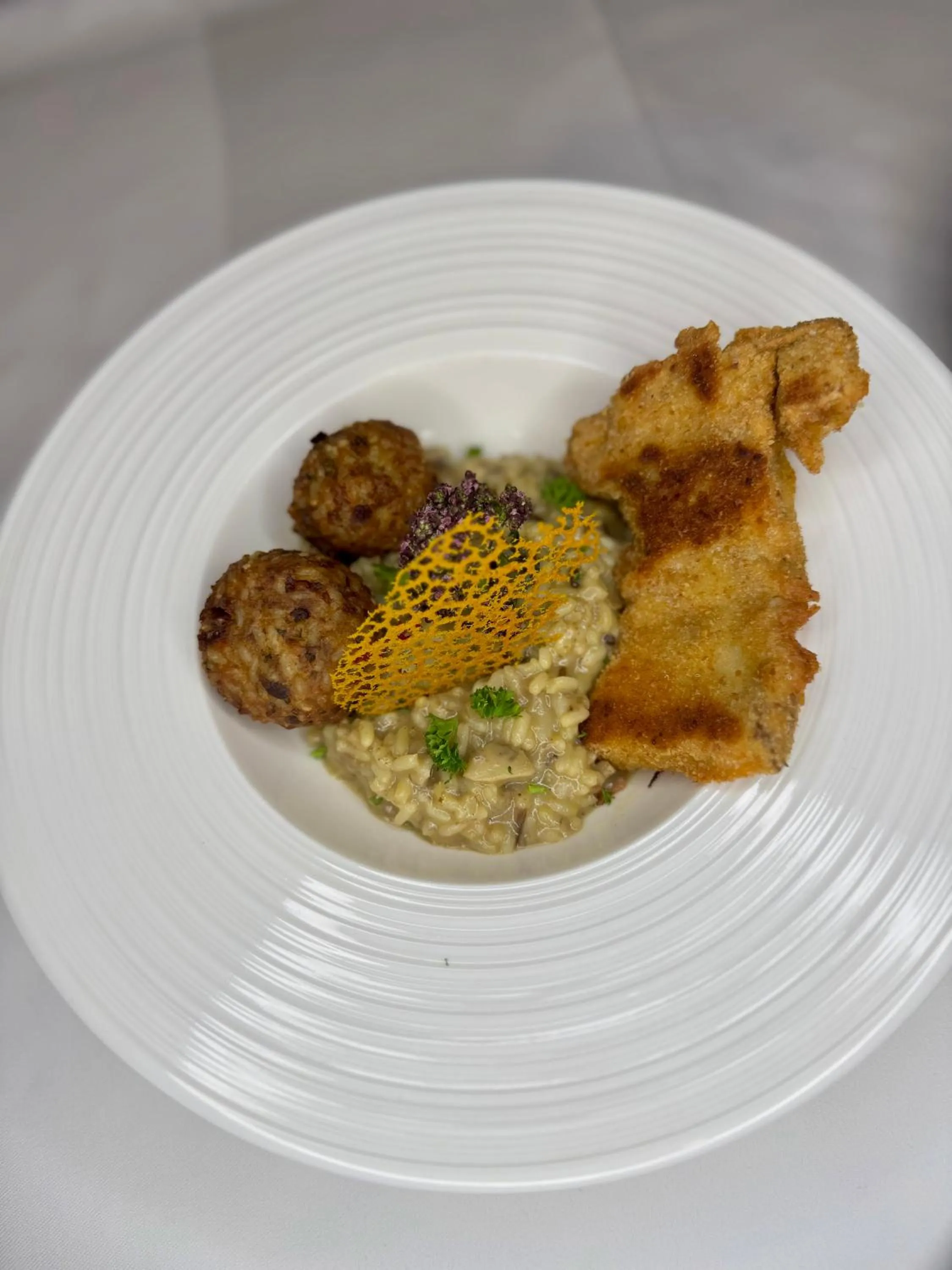 Restaurant/places to eat in Hotel Pariente