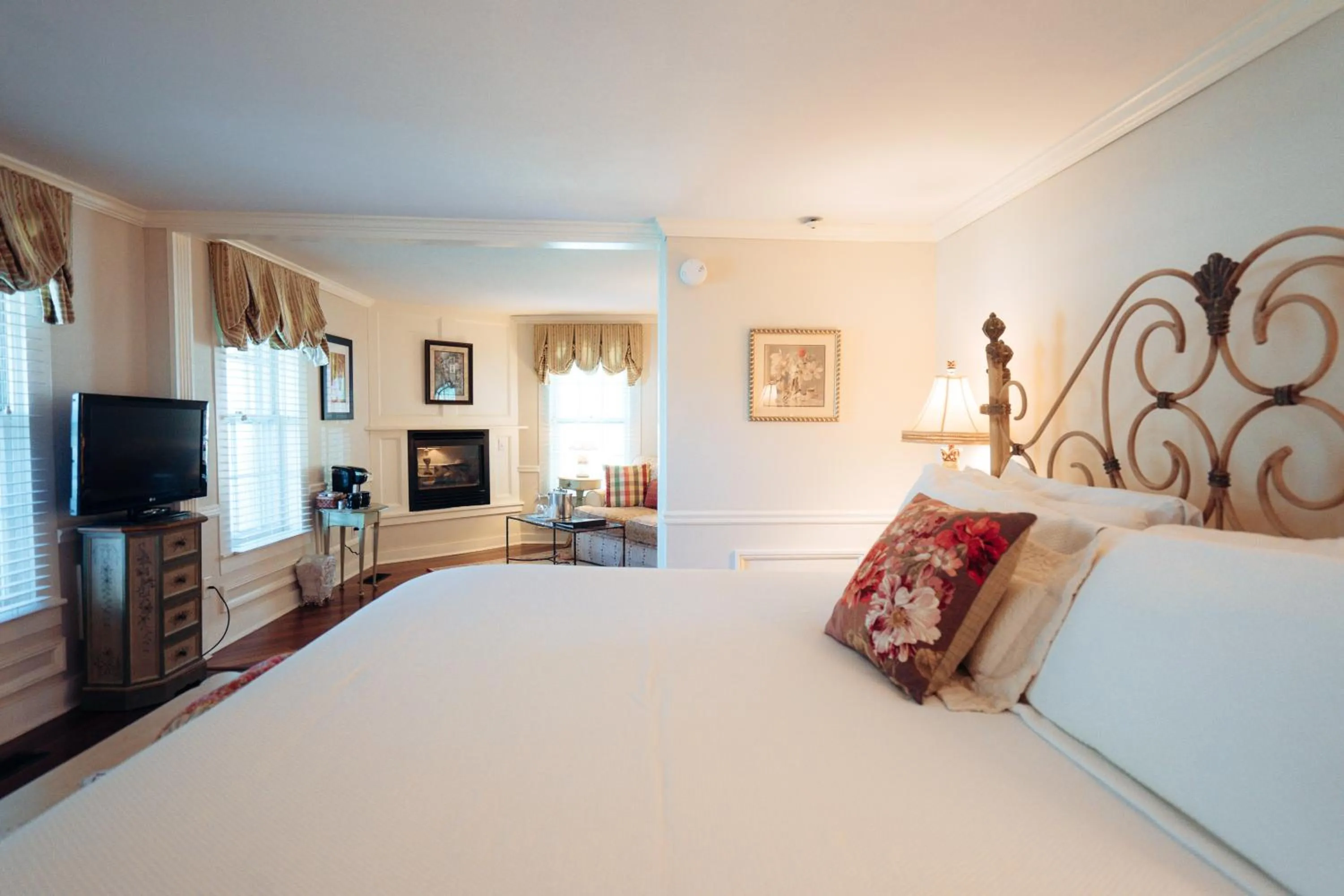 Bedroom, Bed in Reluctant Panther Inn & Restaurant