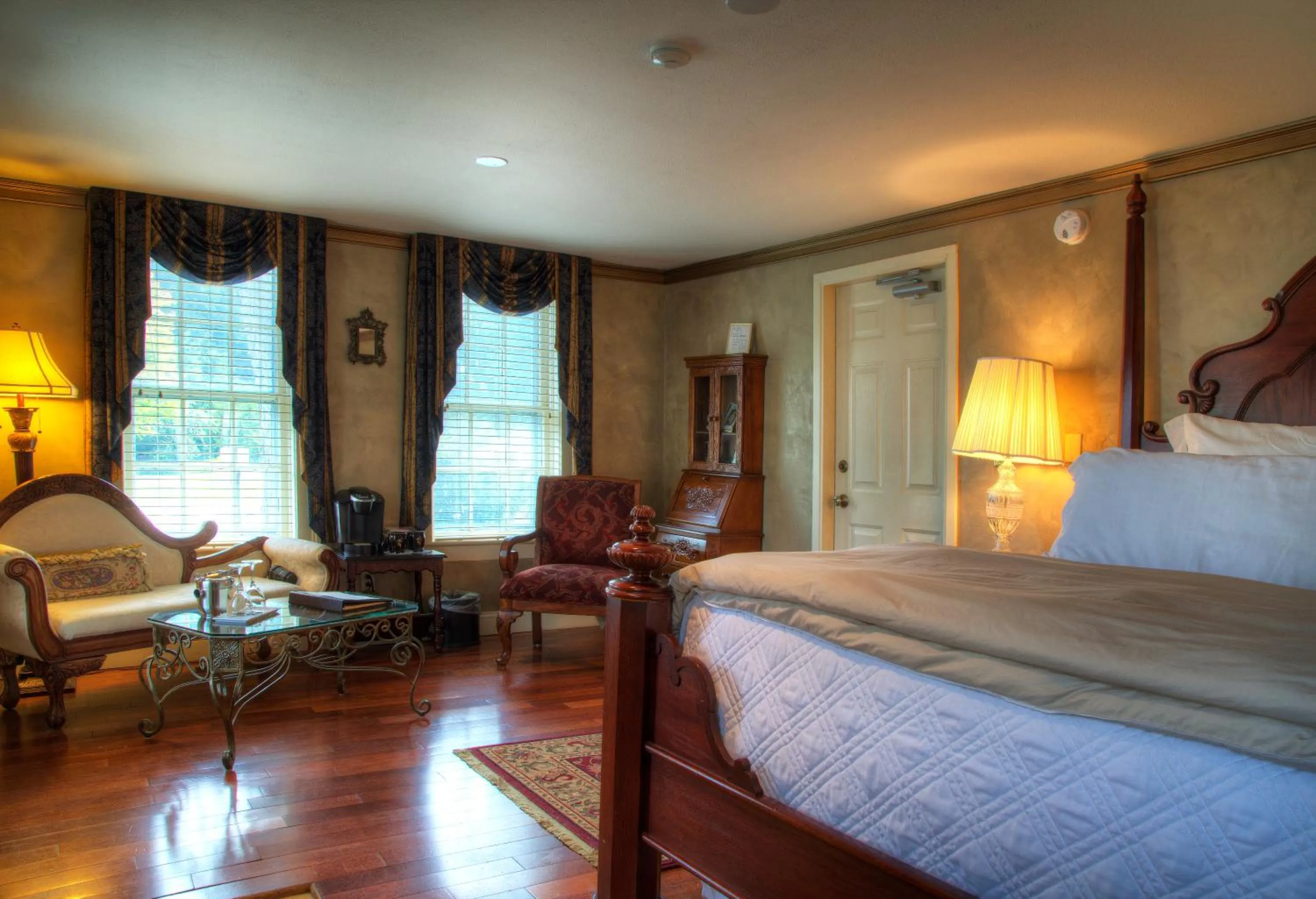 Photo of the whole room, Bed in Reluctant Panther Inn & Restaurant