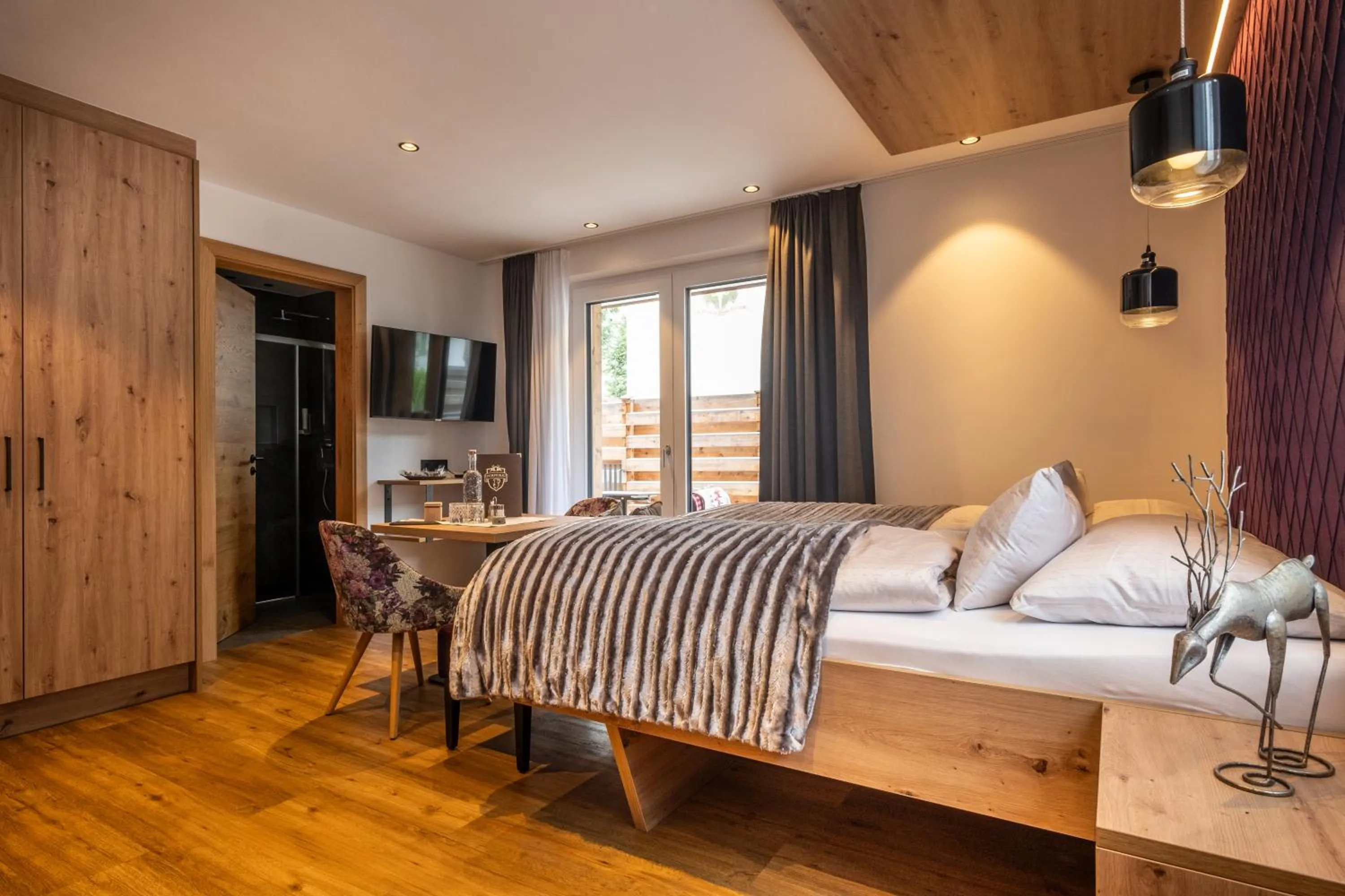 Bed in Dorfkrug Kaprun - Luxury Suites & Appartements