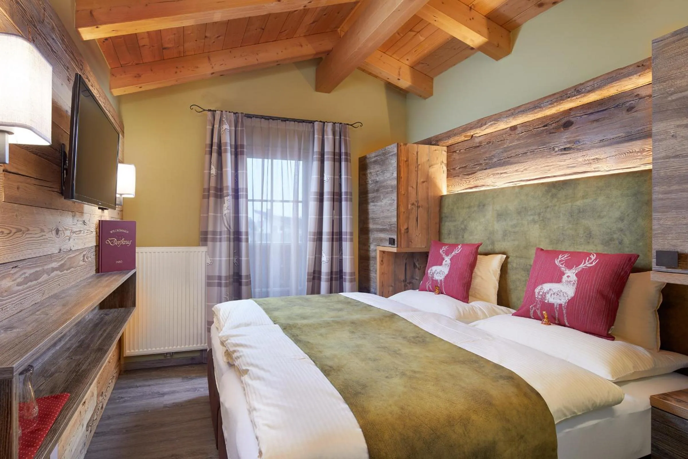 Bed in Dorfkrug Kaprun - Luxury Suites & Appartements