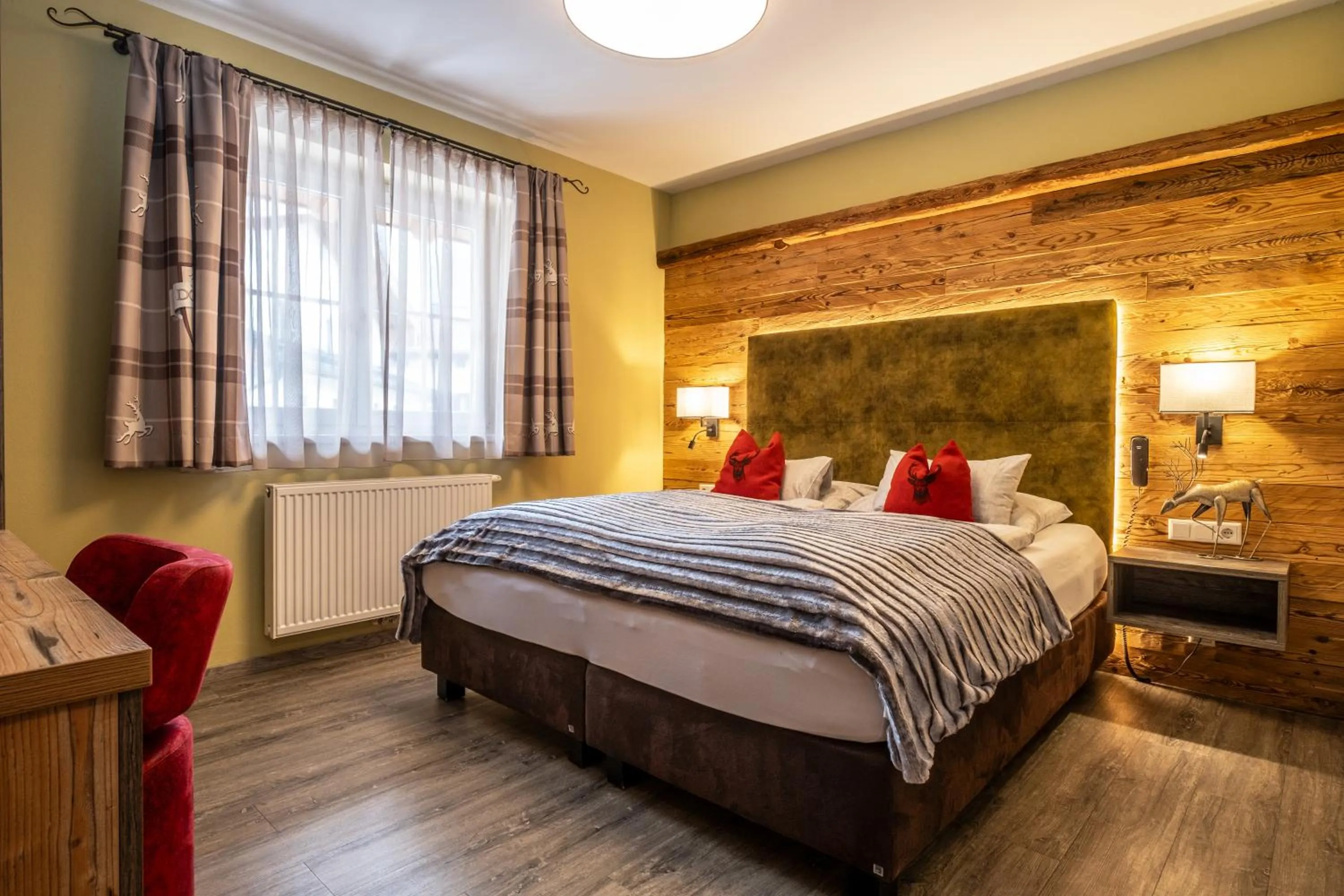 Bed in Dorfkrug Kaprun - Luxury Suites & Appartements
