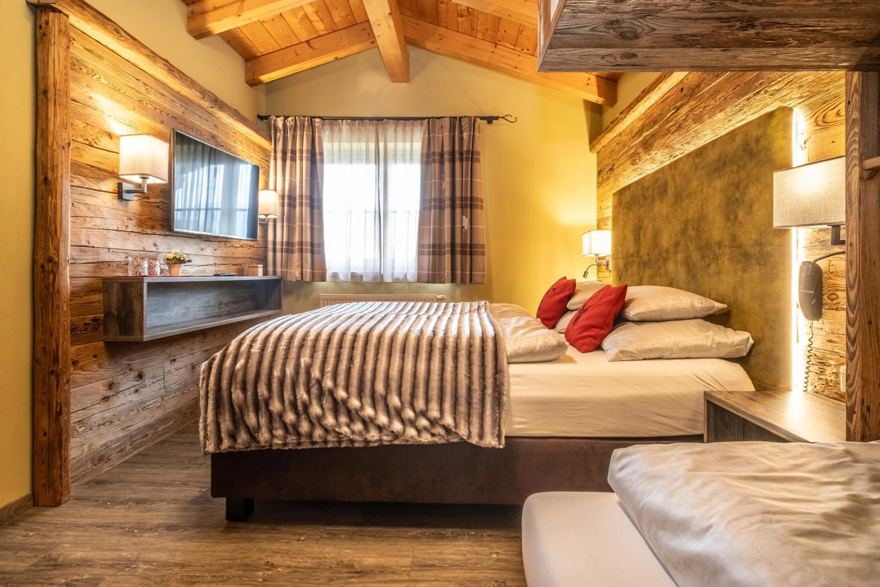 Bed in Dorfkrug Kaprun - Luxury Suites & Appartements