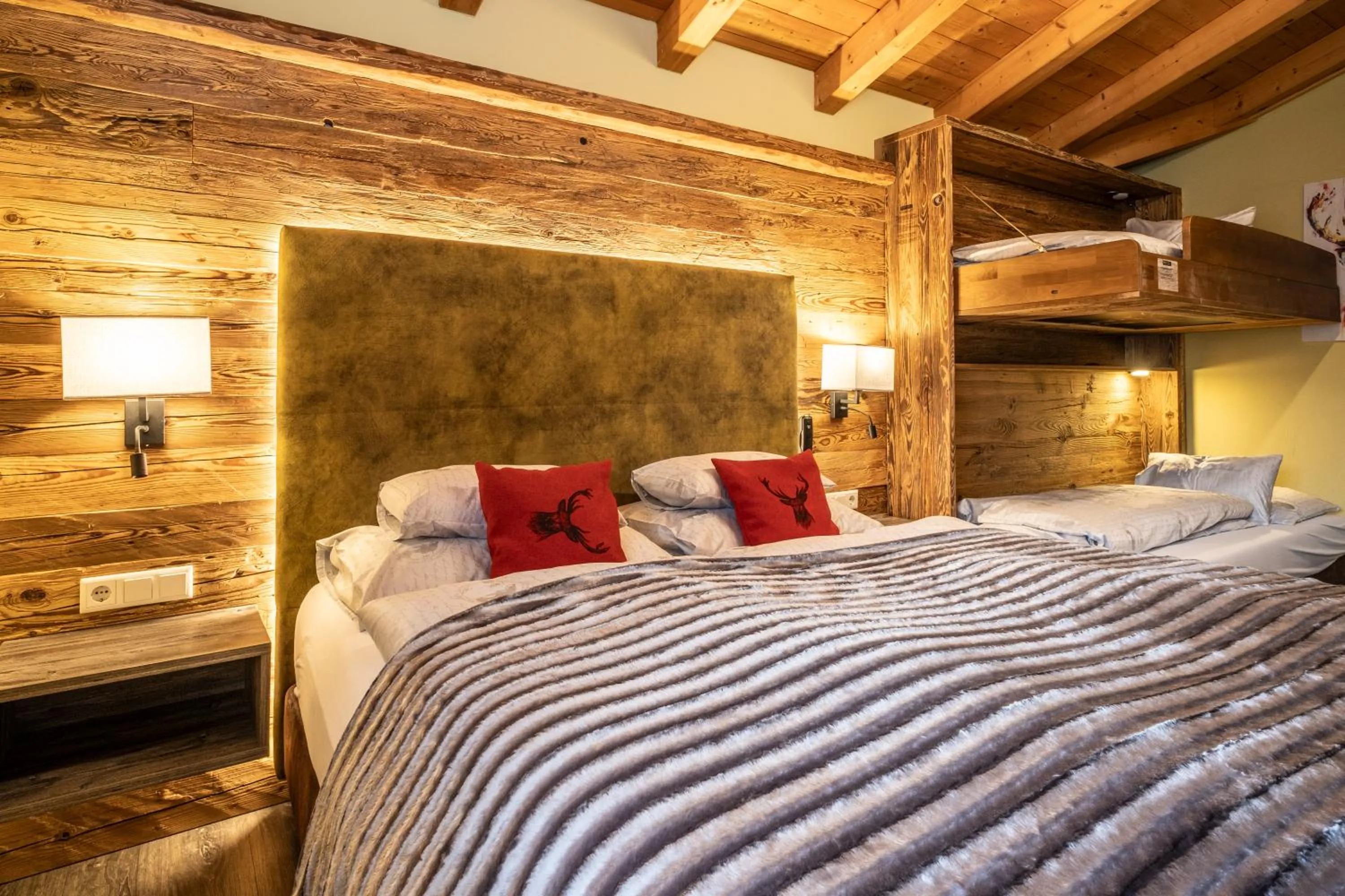 Bed in Dorfkrug Kaprun - Luxury Suites & Appartements