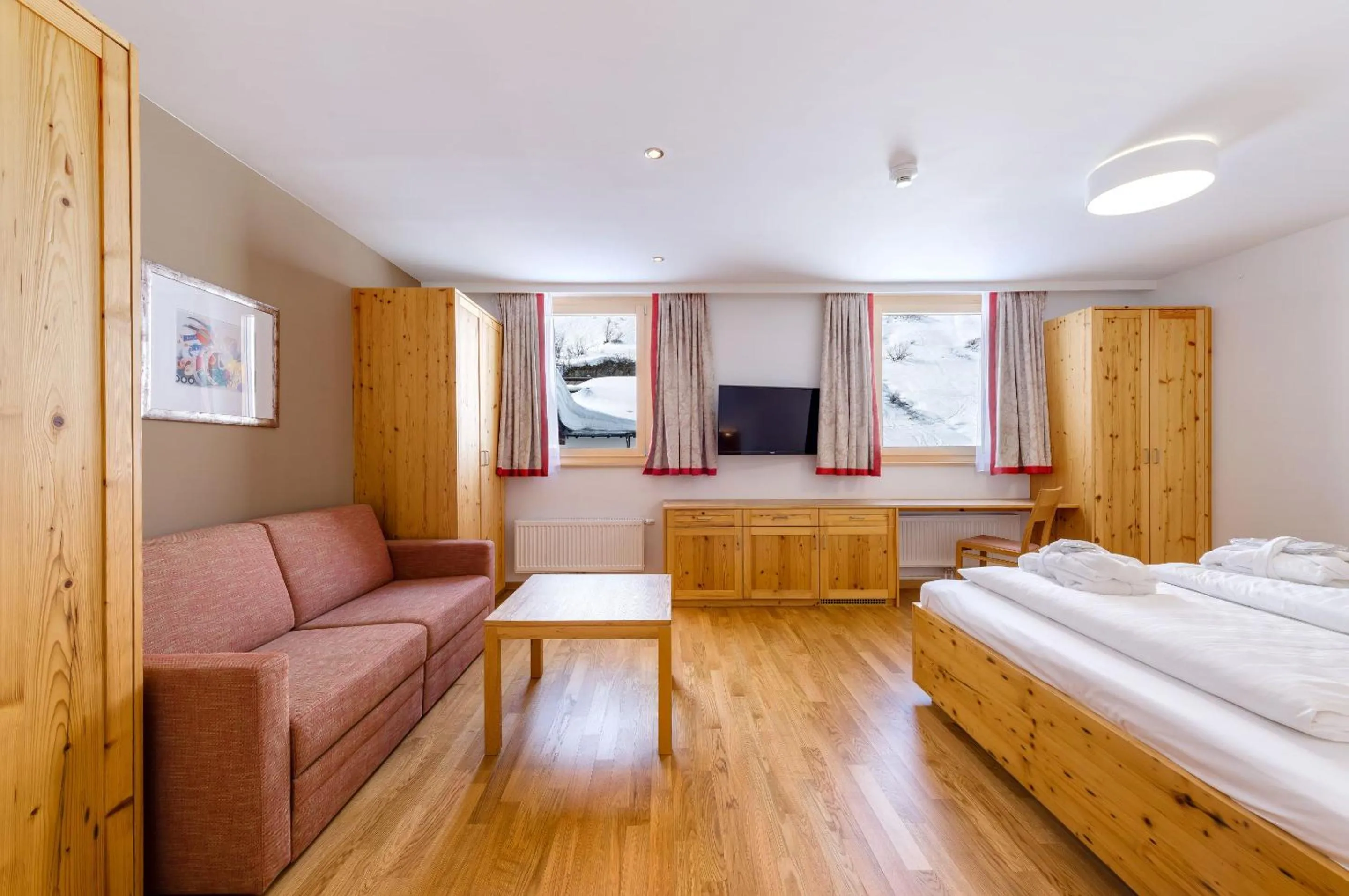 Photo of the whole room, Bed in ROBINSON ALPENROSE Zürs