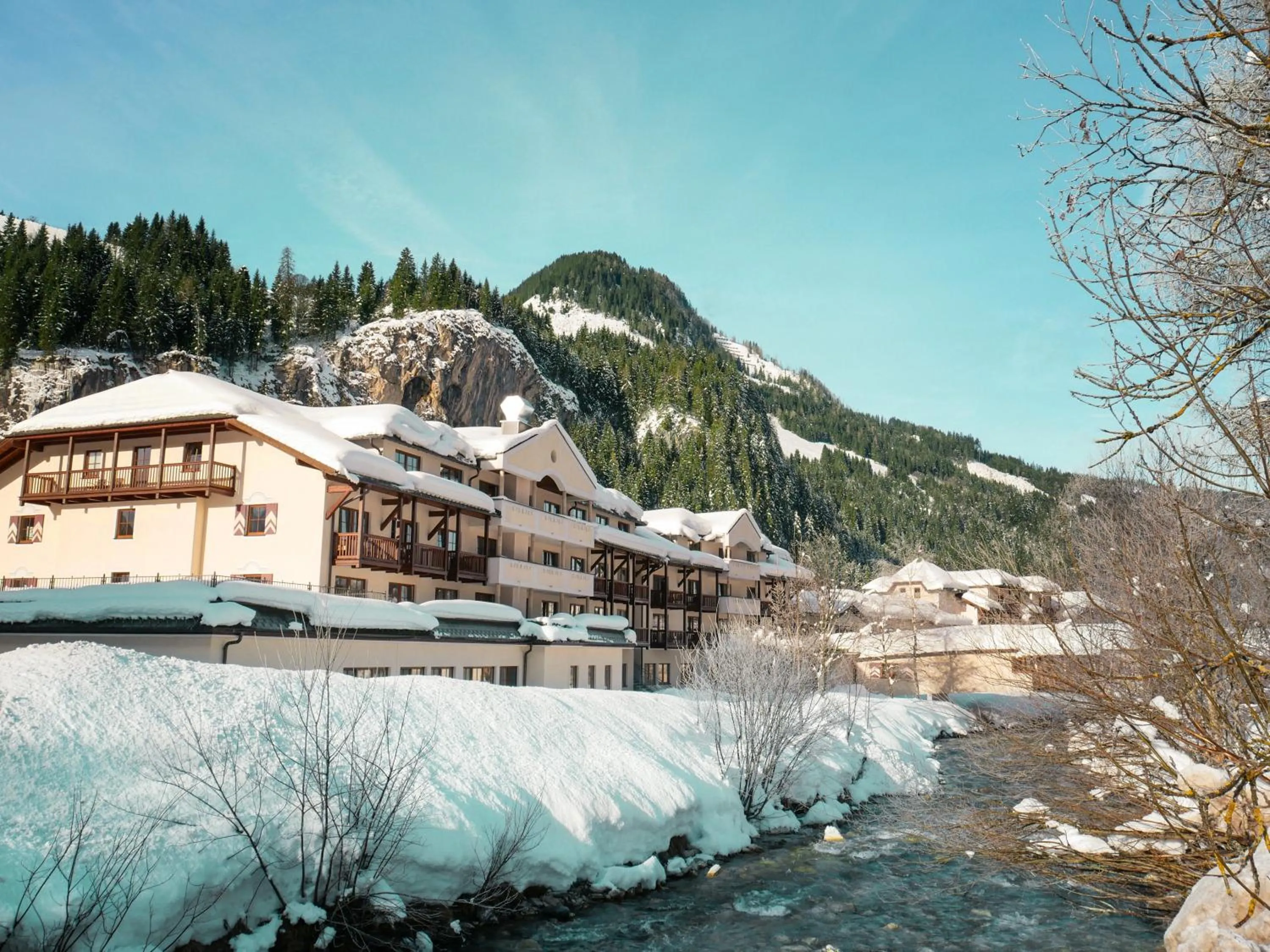 Property building in ROBINSON AMADÉ