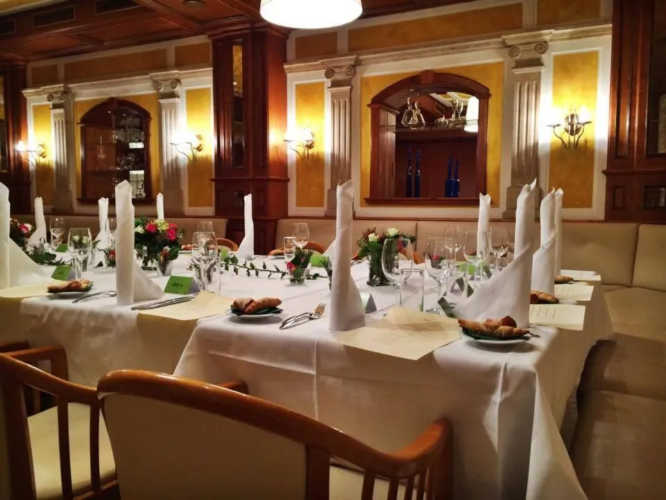 Restaurant/places to eat in Stadthotel Restaurant Auerhahn