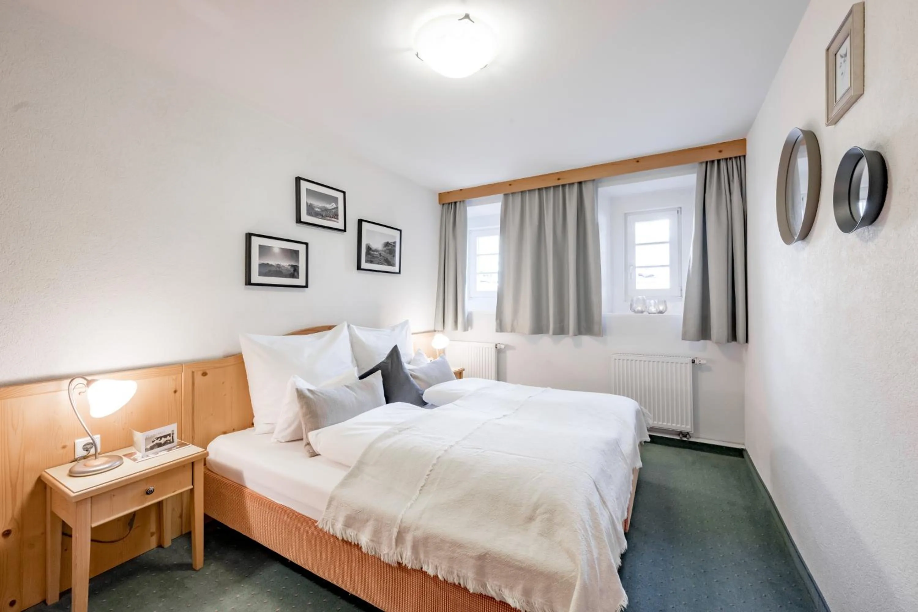 Photo of the whole room, Bed in Inntaler Hof