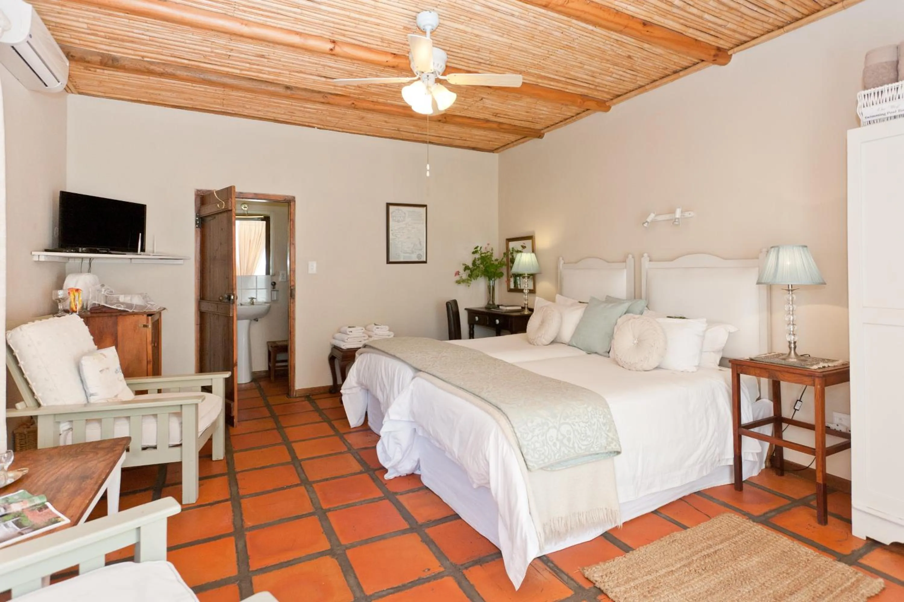 Property building, Bed in Oue Werf Country House