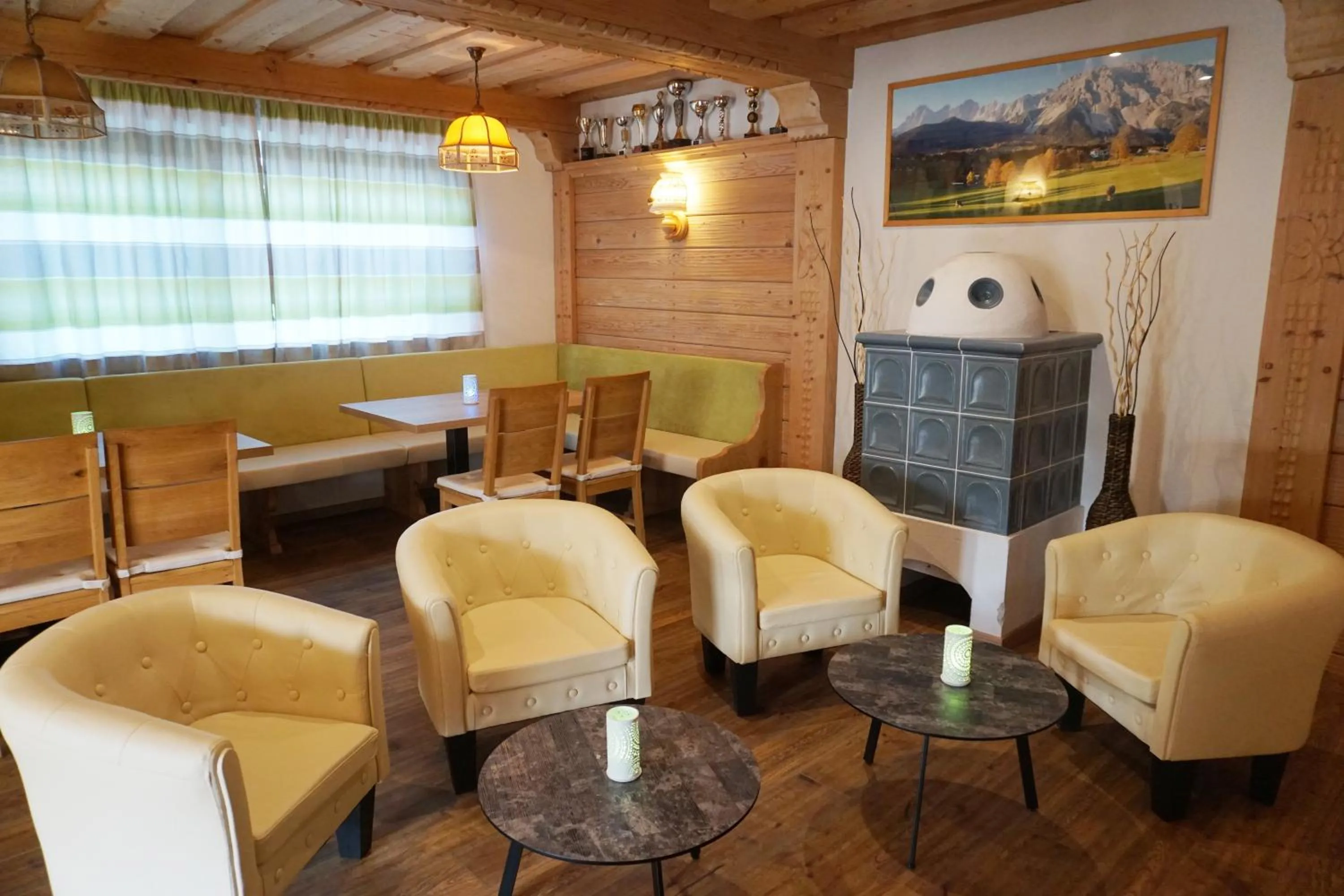 Communal lounge/ TV room in Hotel Ramsaueralm