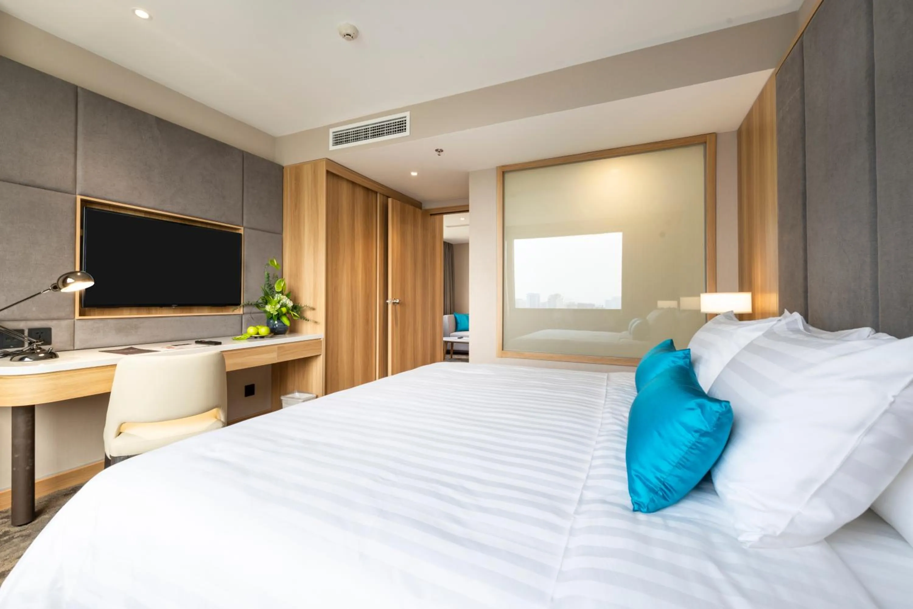 Communal lounge/ TV room, Bed in Hanoi Hotel