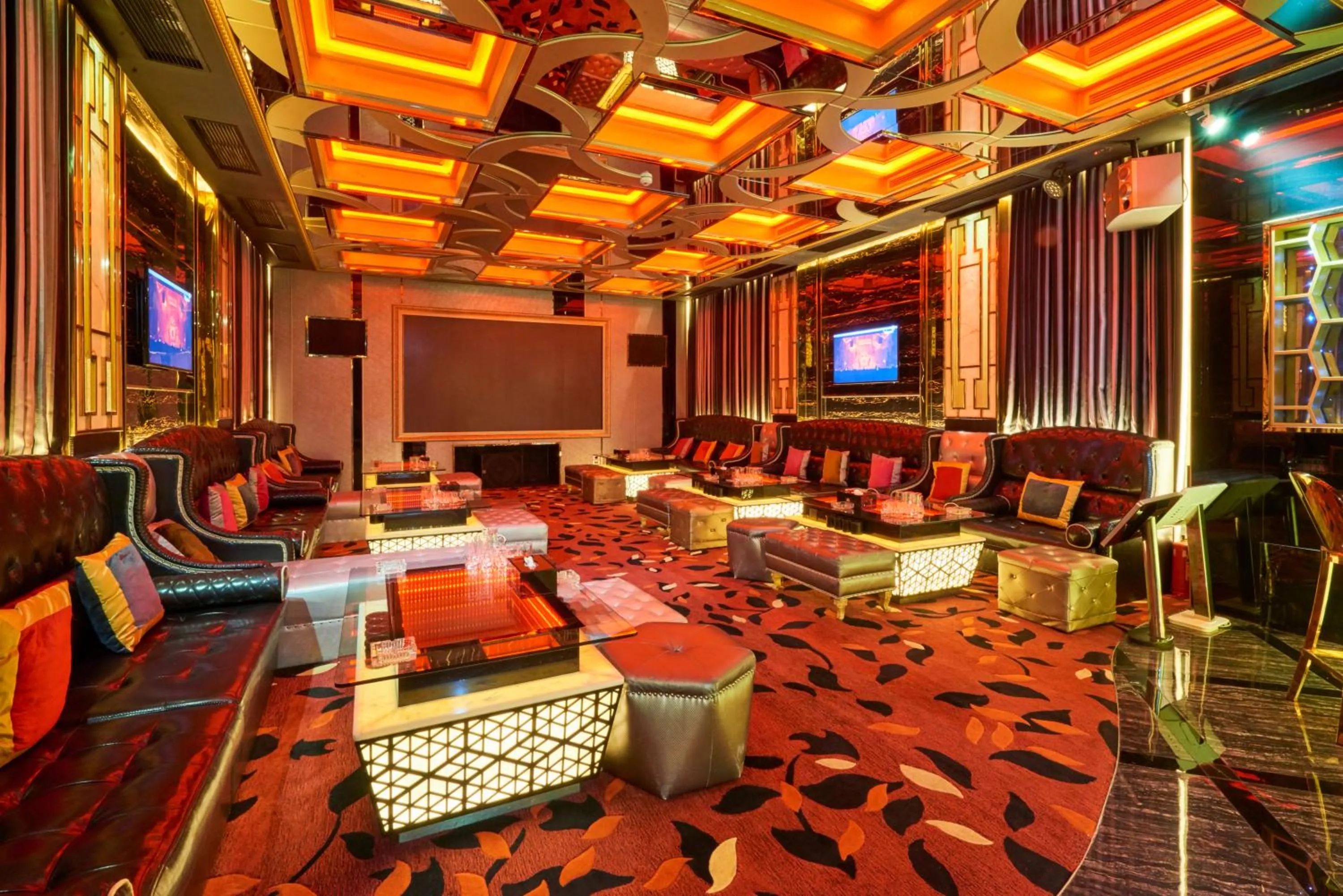 Nightclub / DJ in Hanoi Hotel