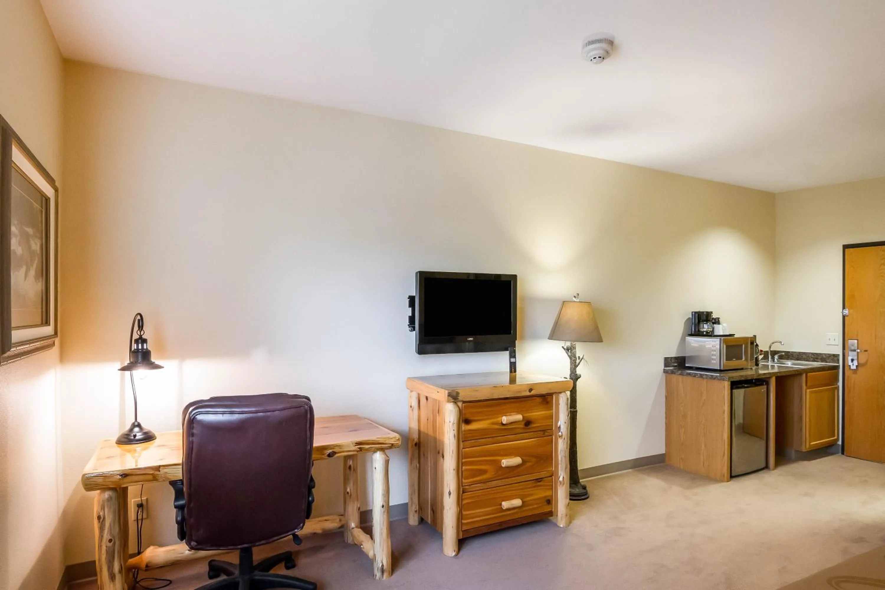 TV and multimedia in Quality Inn Selah North Park