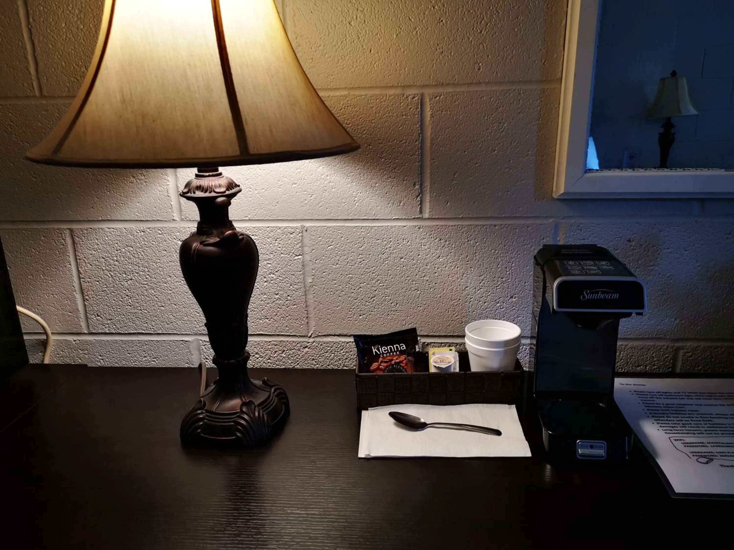 Coffee/tea facilities in Manitou Motor Inn