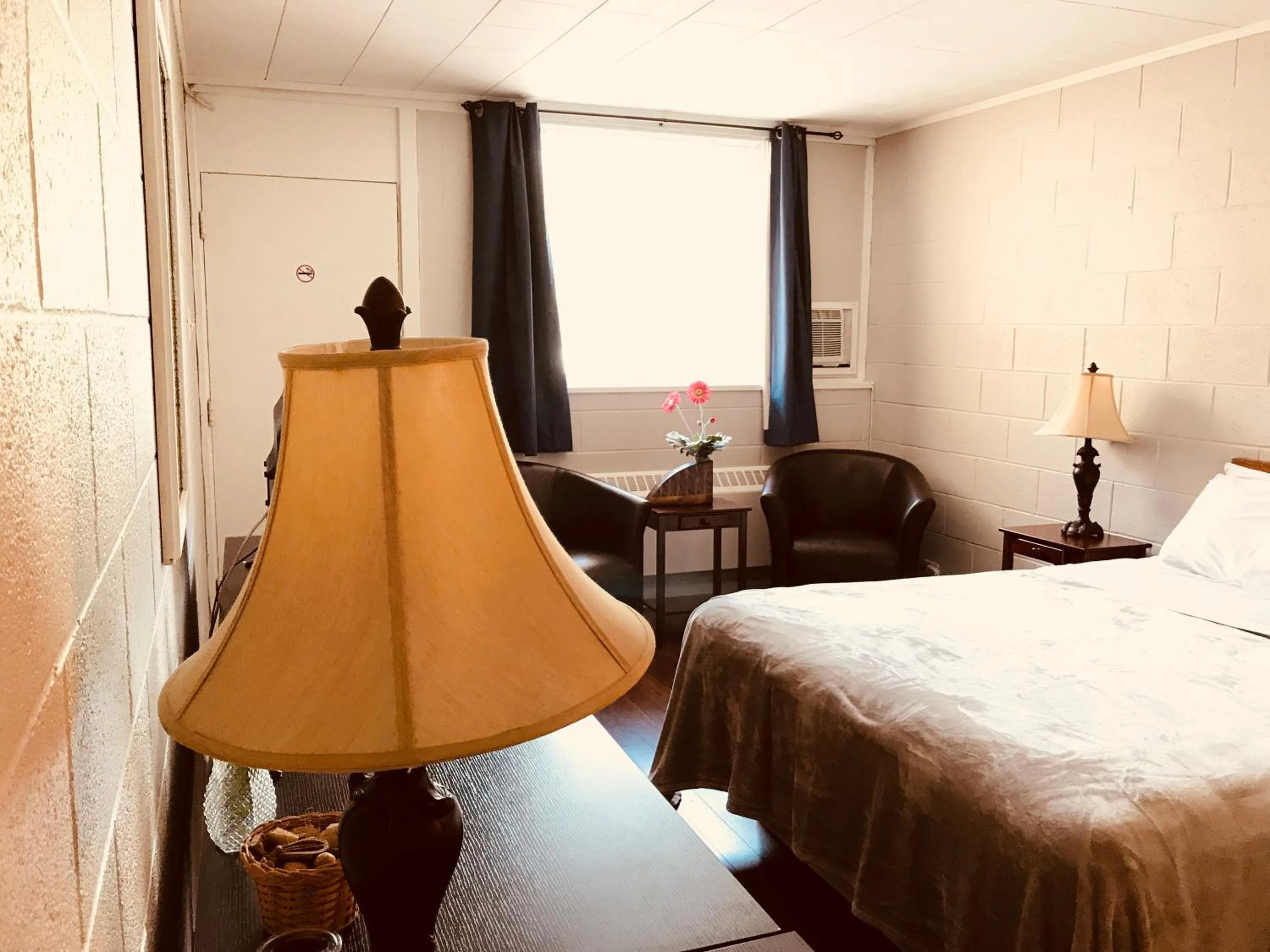 Decorative detail, Bed in Manitou Motor Inn