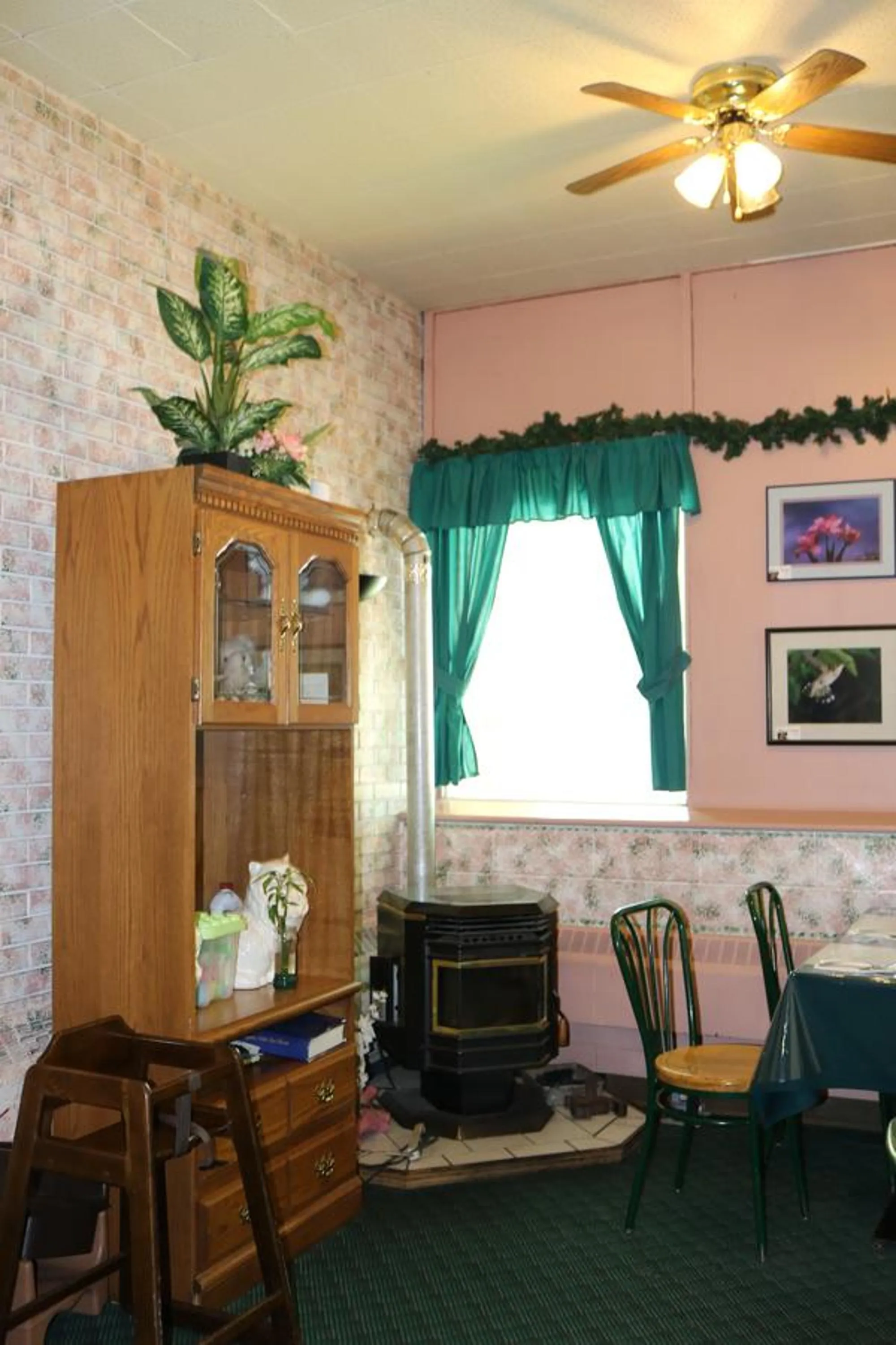 Restaurant/places to eat in Manitou Motor Inn