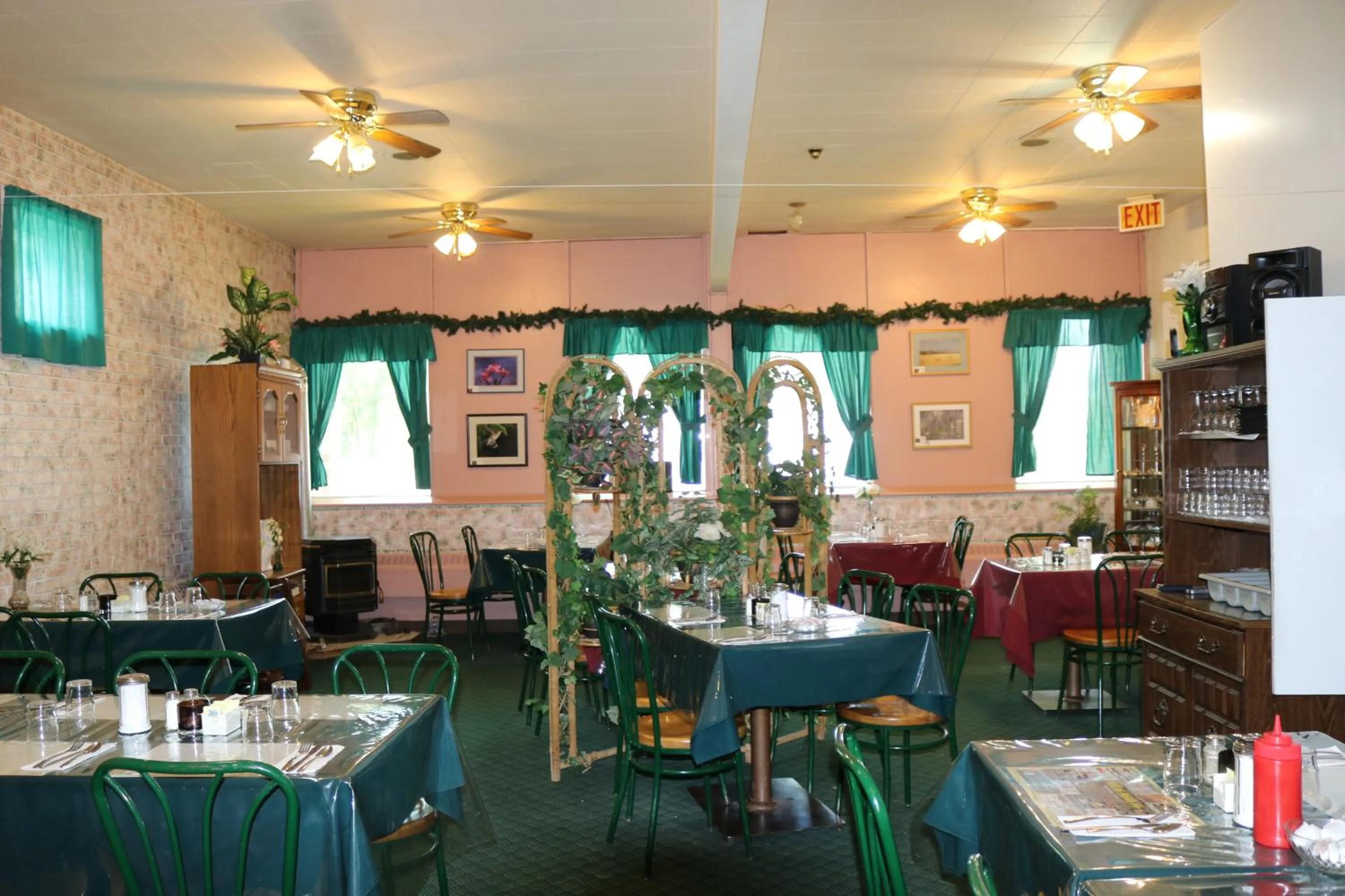 Restaurant/places to eat in Manitou Motor Inn
