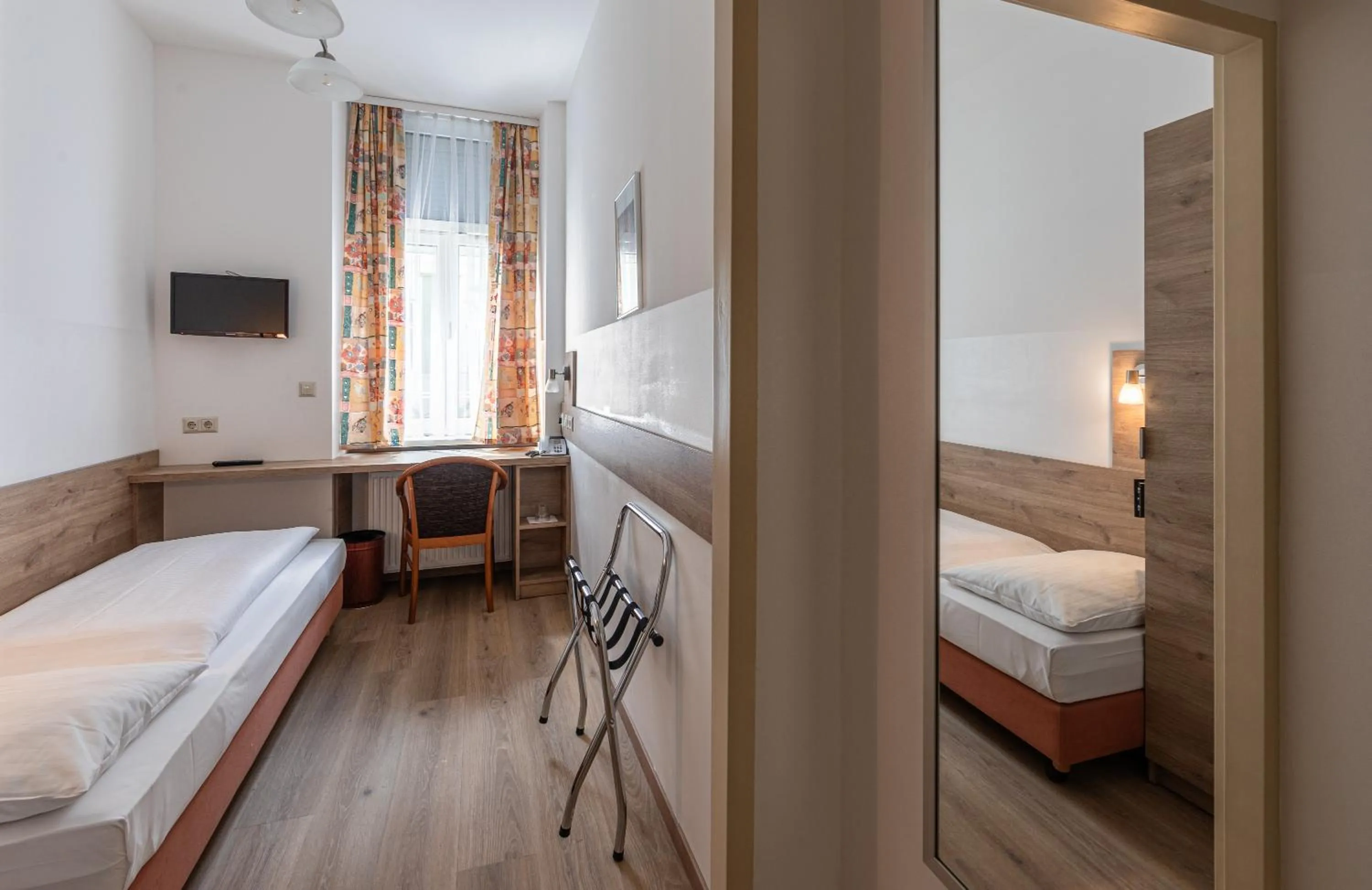 Photo of the whole room, Bed in Hotel Terminus