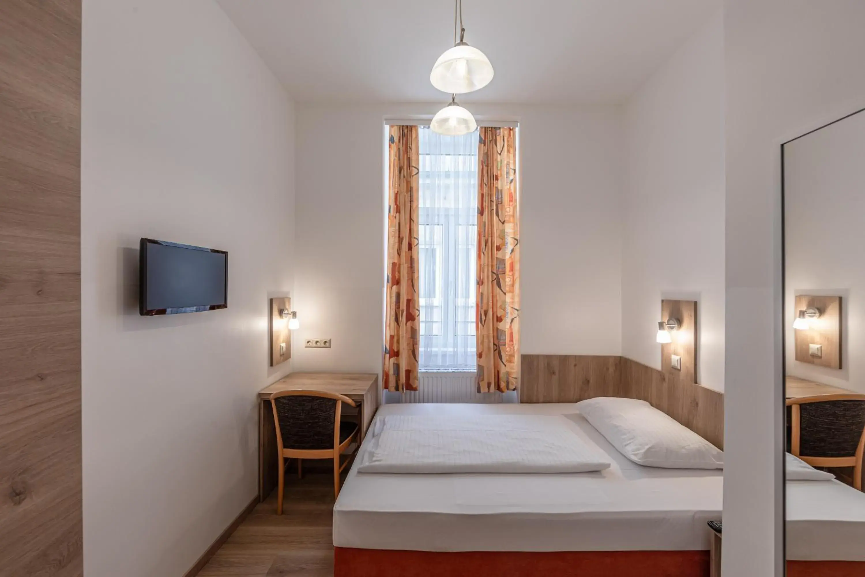 Photo of the whole room, Bed in Hotel Terminus Photo of the whole room, Bed in Hotel Terminus