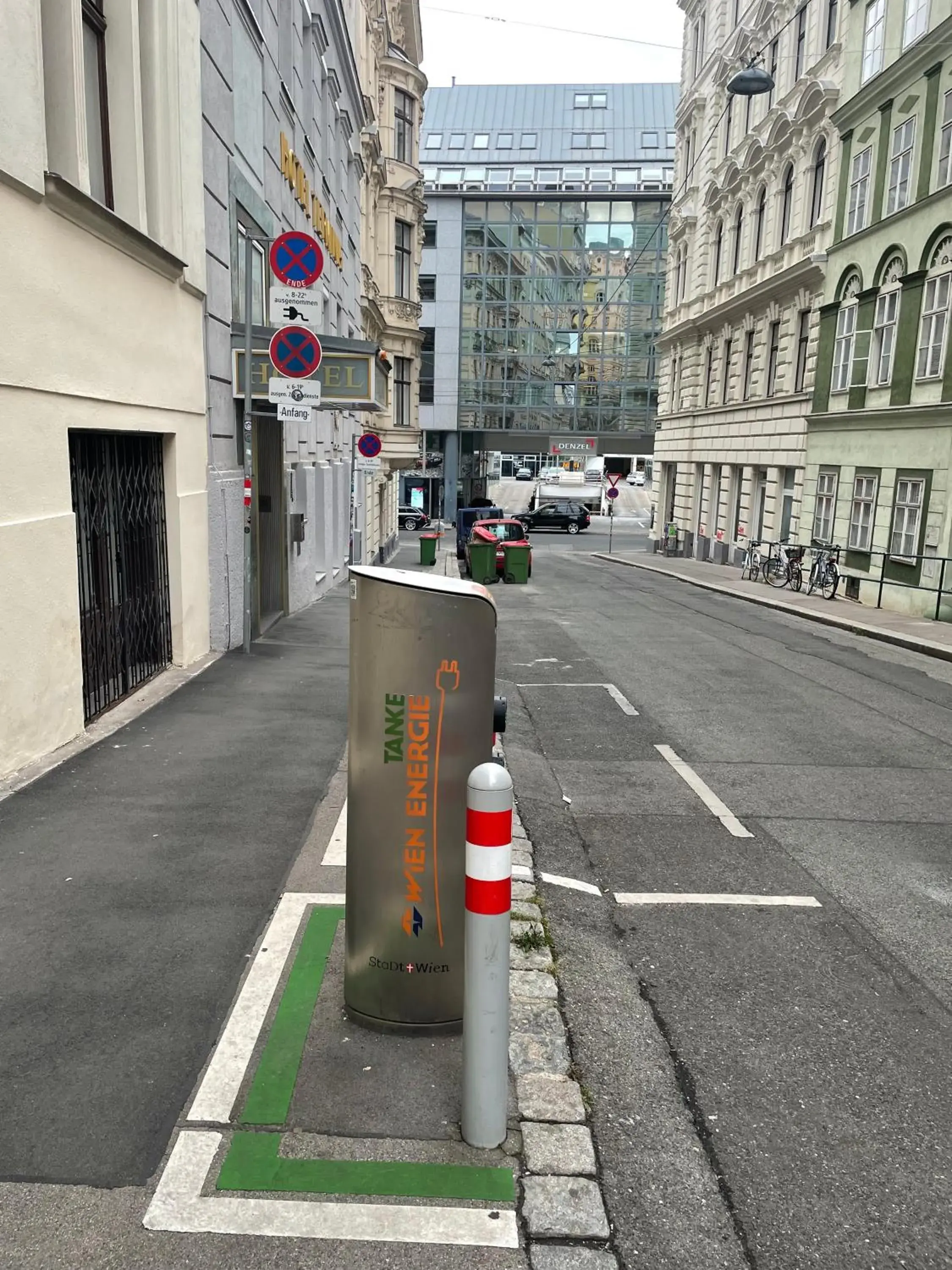 Facade/entrance in Hotel Terminus Facade/entrance in Hotel Terminus