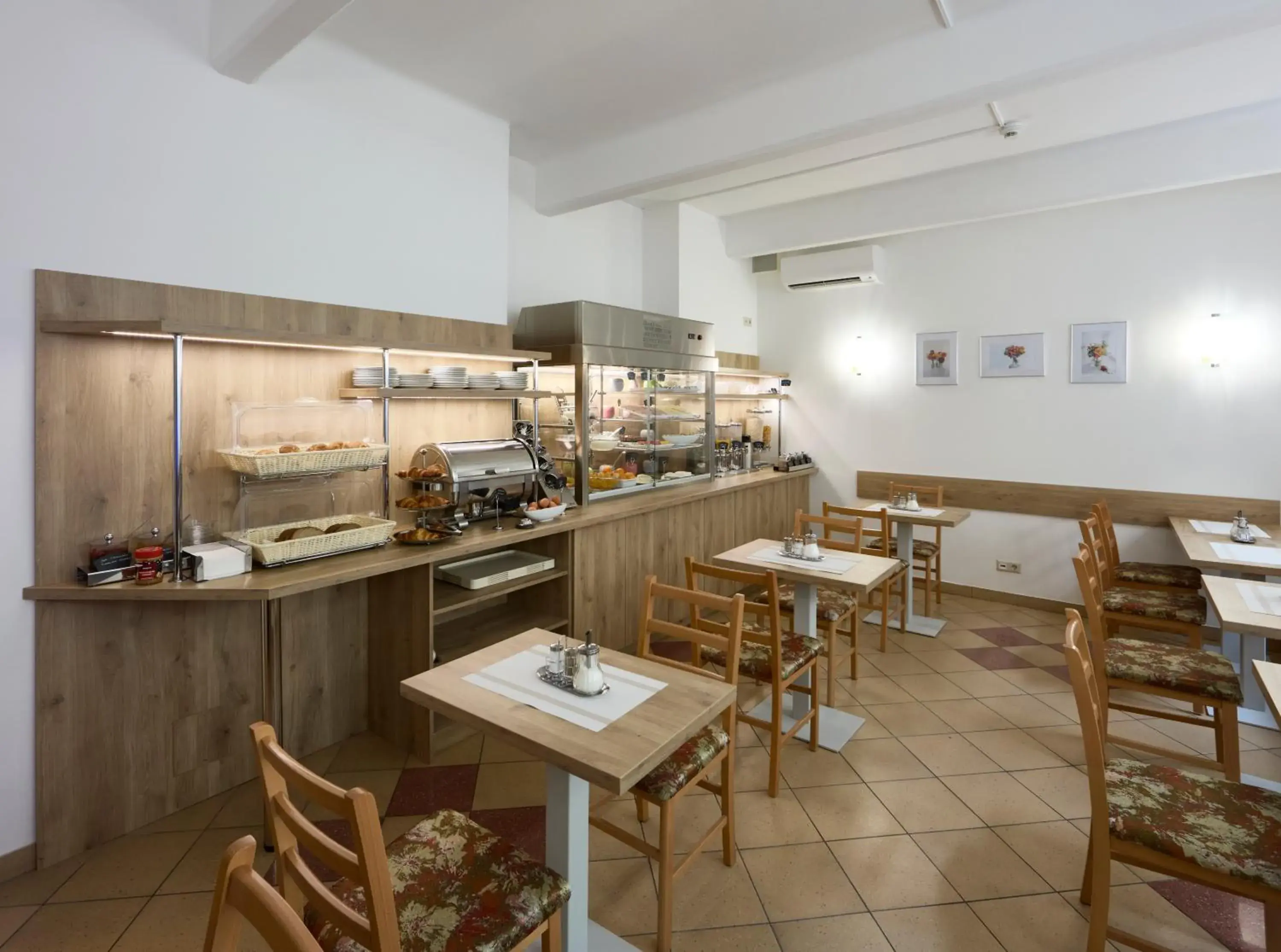 Food and drinks in Hotel Terminus Food and drinks in Hotel Terminus