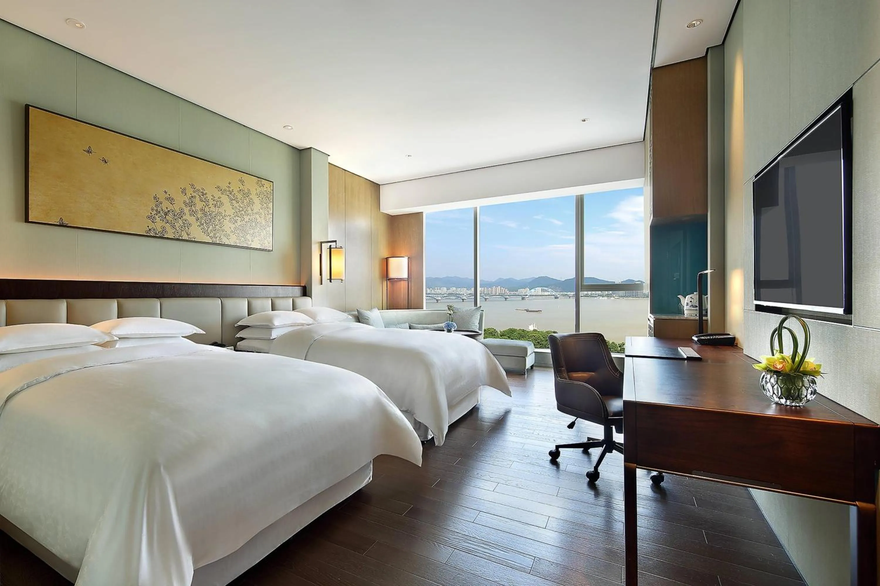 Photo of the whole room, Bed in Sheraton Grand Hangzhou Binjiang Hotel