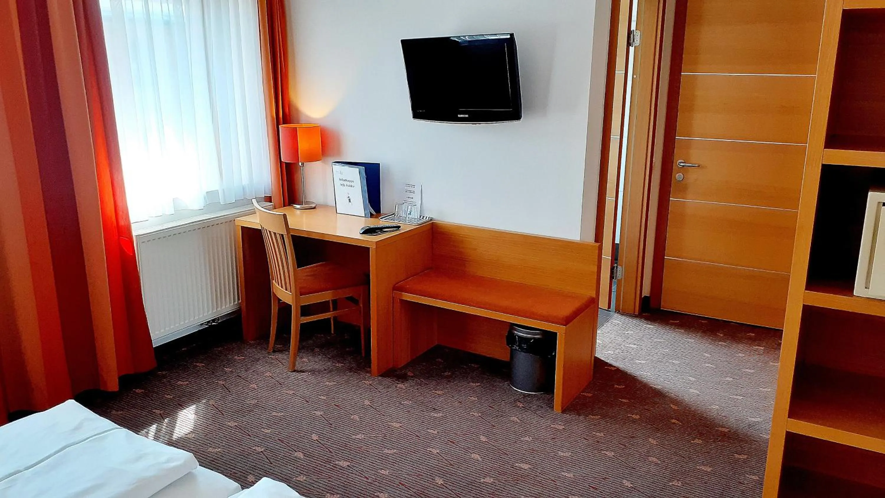 TV and multimedia, Bed in Hotel Fabrik Wien
