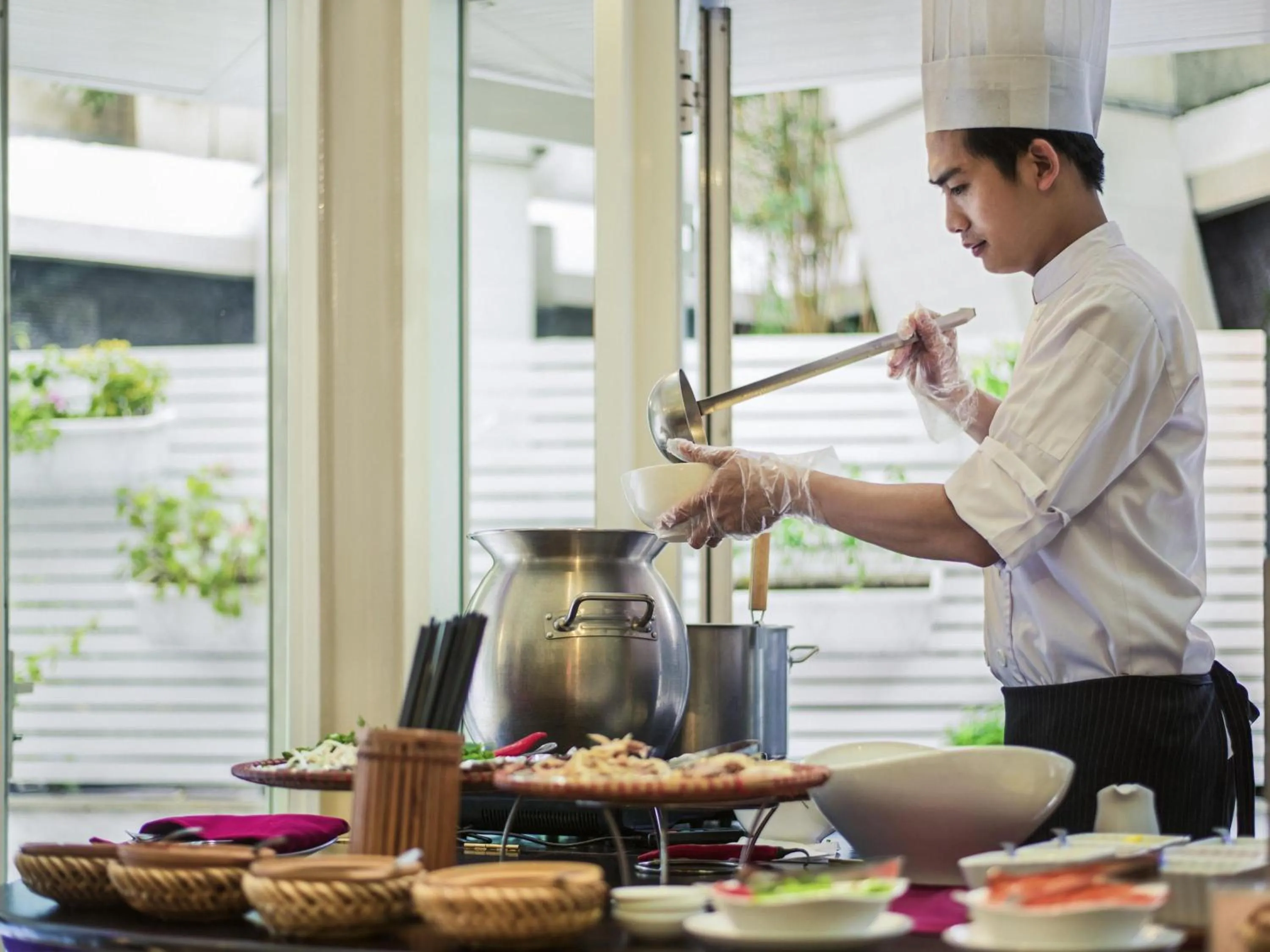 Restaurant/places to eat in Mercure Hanoi La Gare Hotel