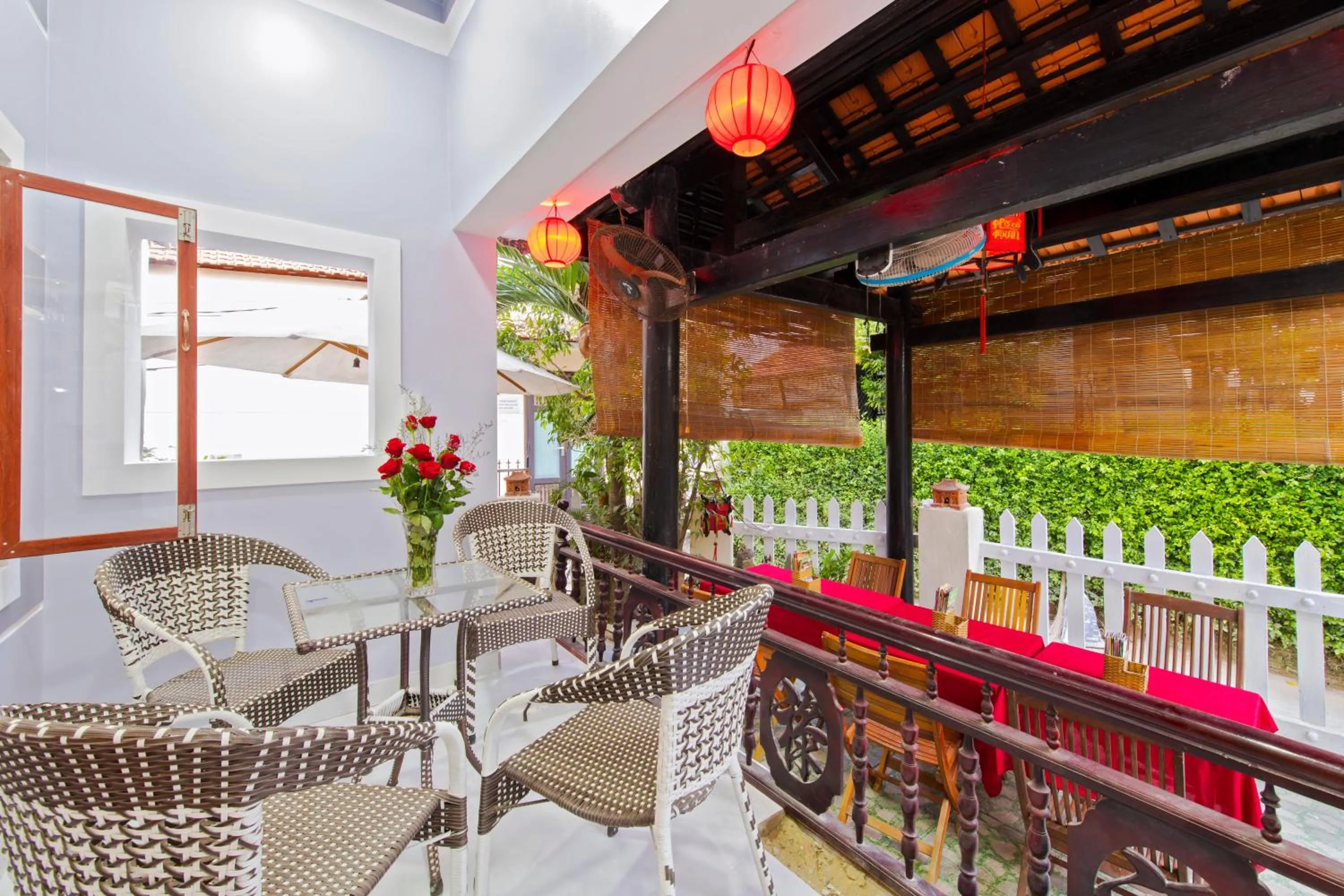 Restaurant/places to eat in Bougain Villeas Homestay