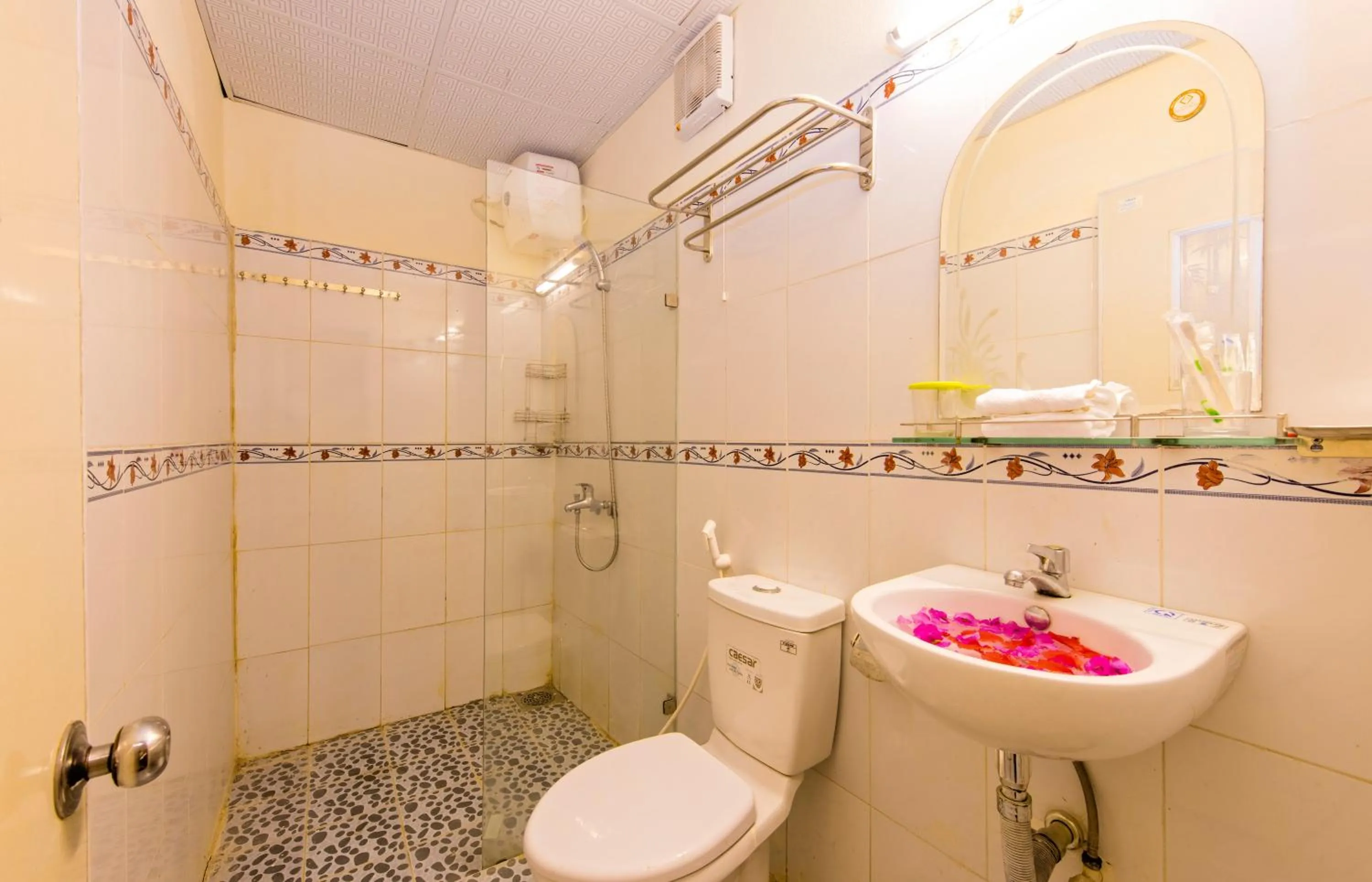 Shower in Bougain Villeas Homestay