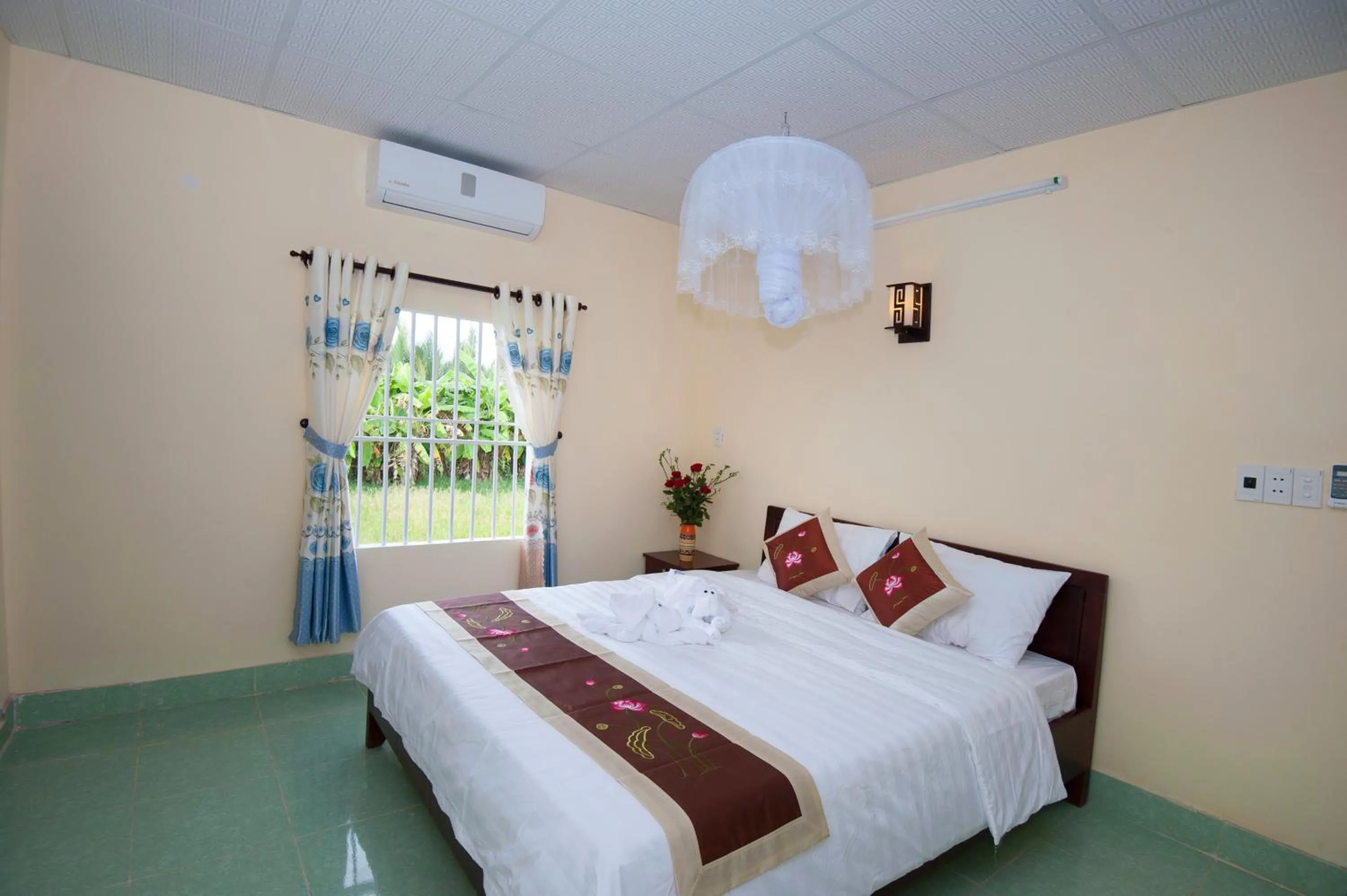 Decorative detail, Bed in Bougain Villeas Homestay