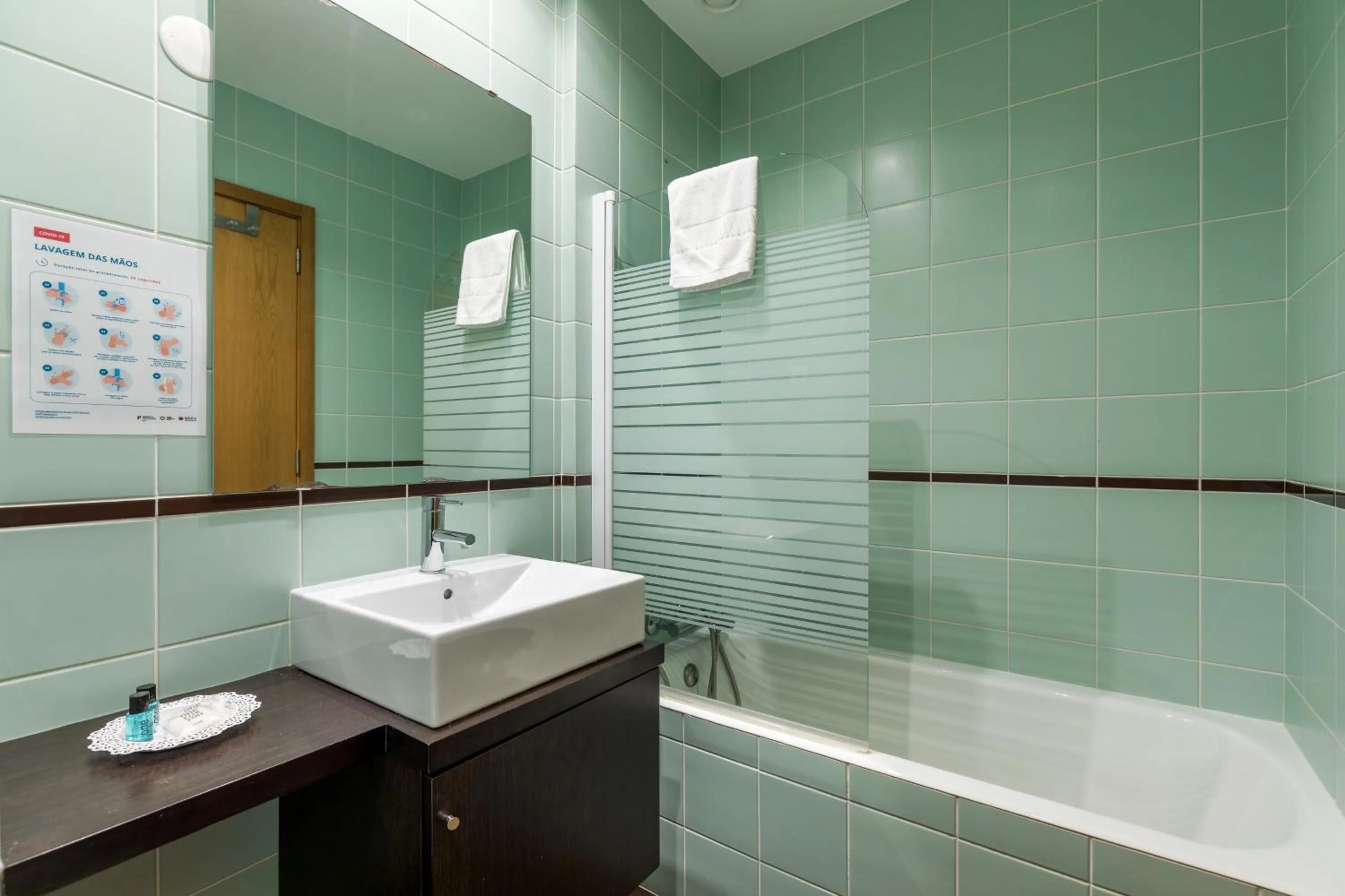 Bathroom in BRA.com Apartments Oporto Bonfim