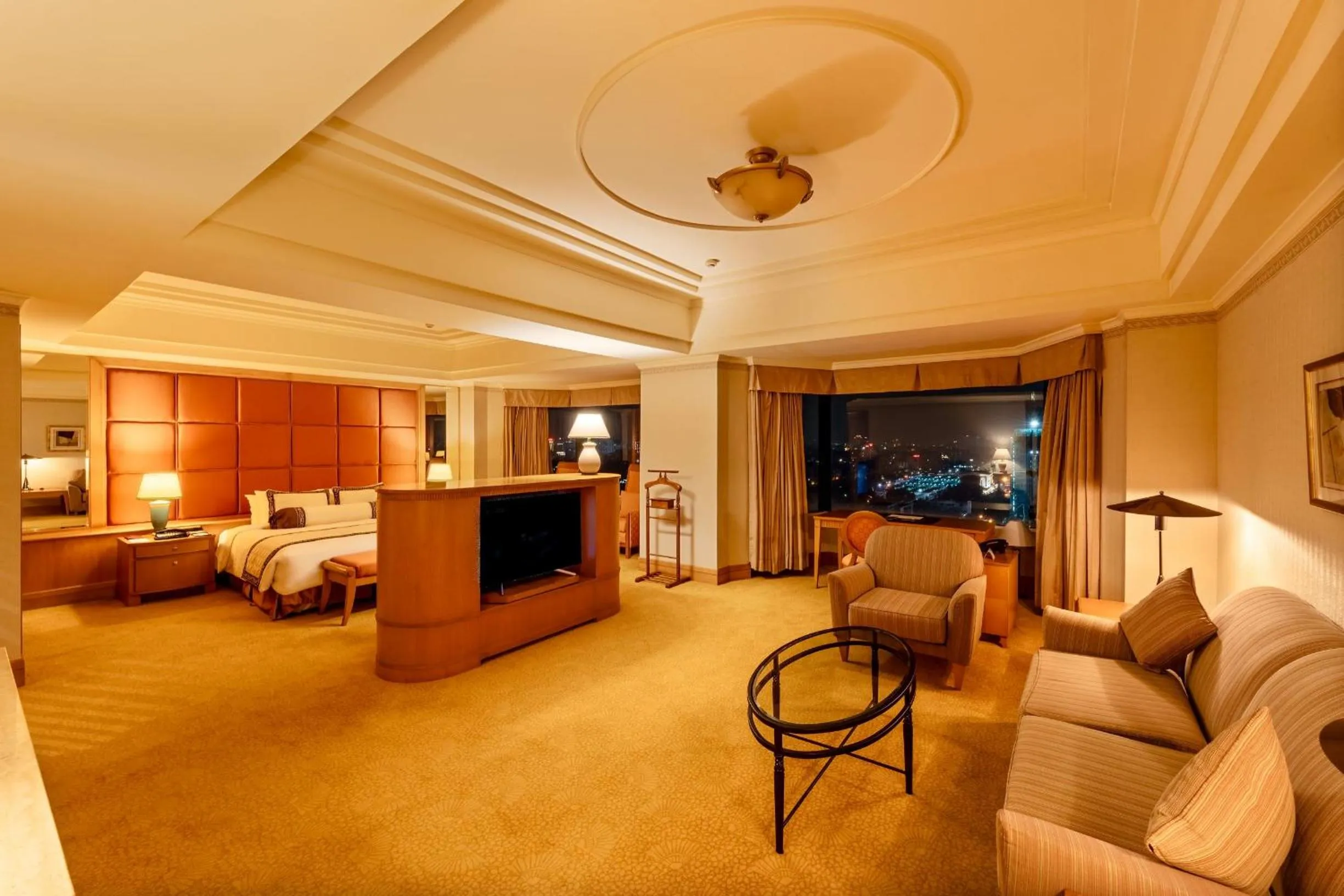 Communal lounge/ TV room, Bed in Hôtel du Parc Hanoï