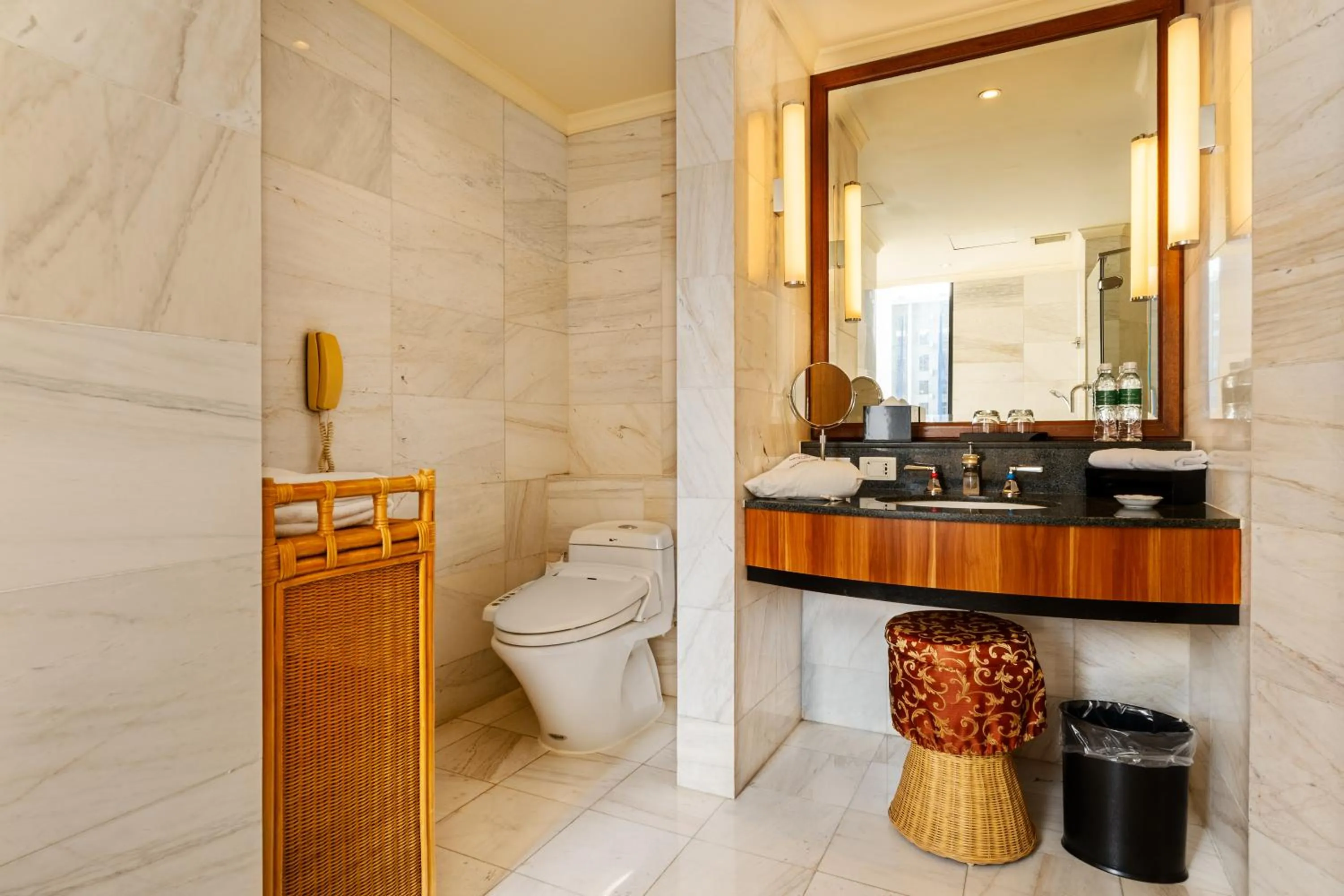 Toilet in Hôtel du Parc Hanoï