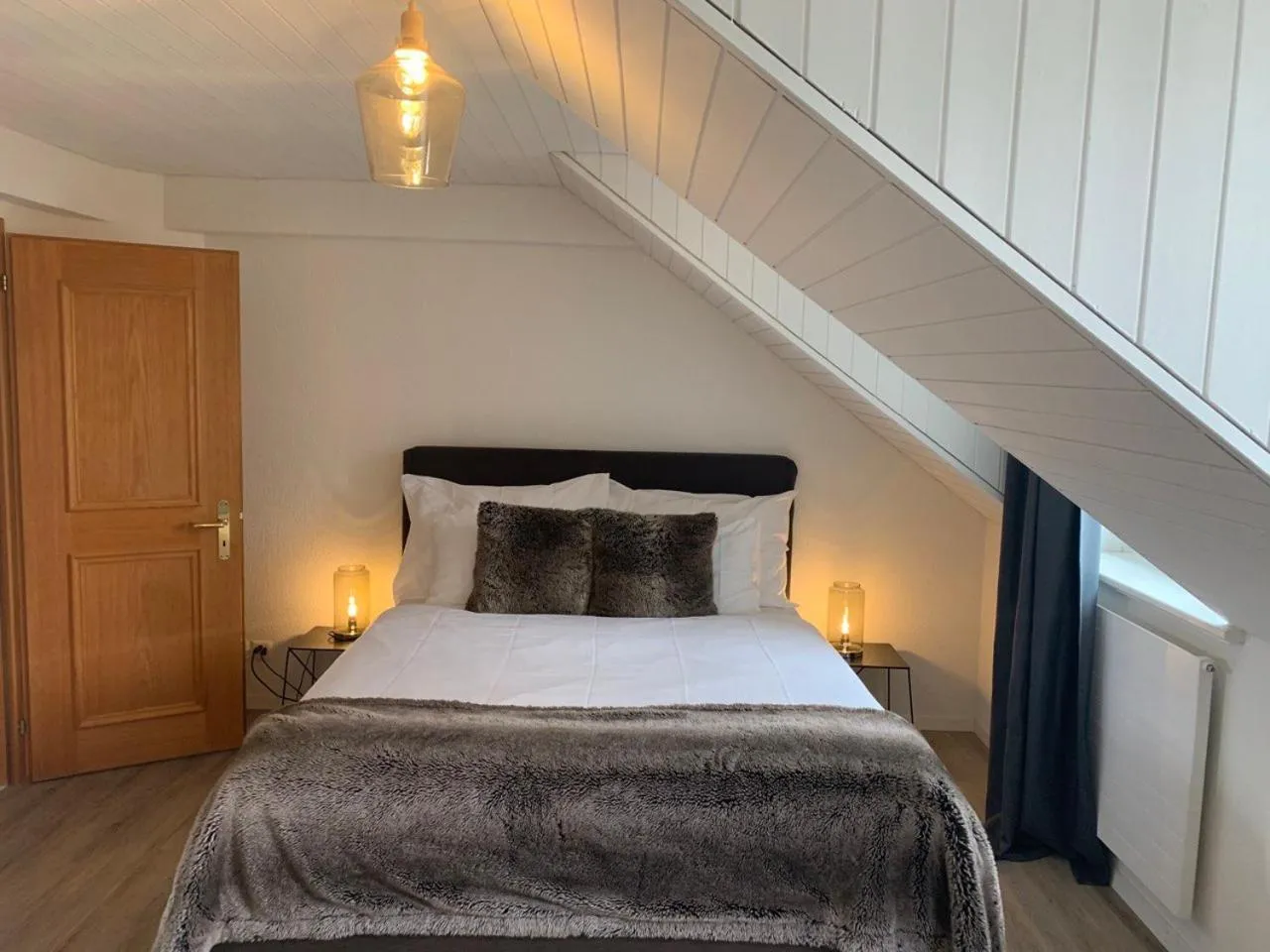 Bedroom, Bed in Löwenplatz Apartment near Station by Airhome