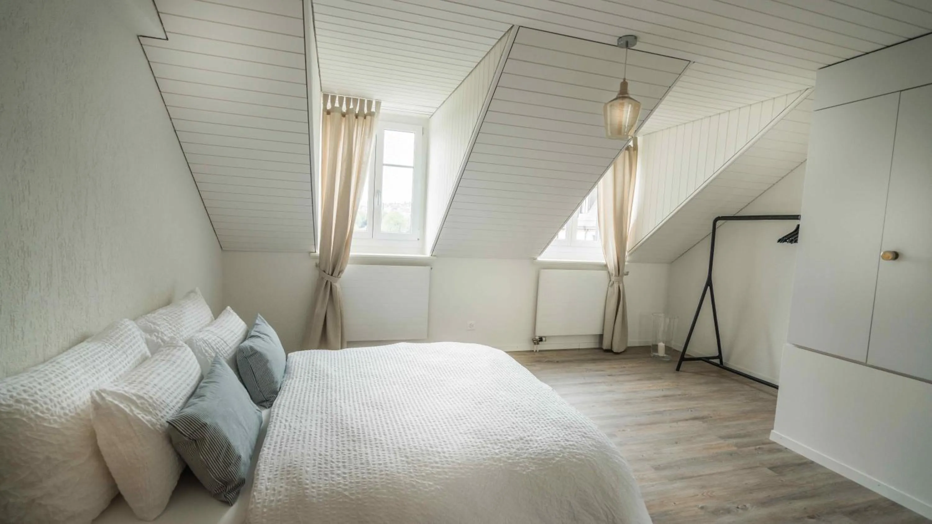 Bedroom, Bed in Löwenplatz Apartment near Station by Airhome